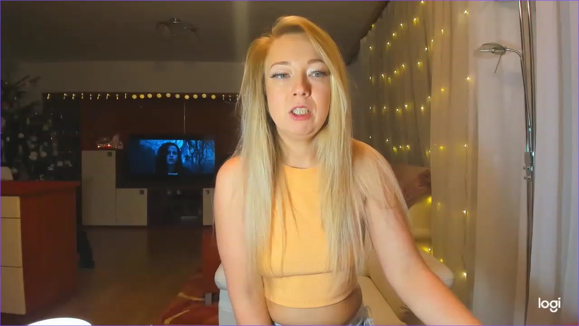 Gallery image thumbnail from LoraGlow's myfreecams stream on, 12/15/2022, 24:20 image 7 of 20