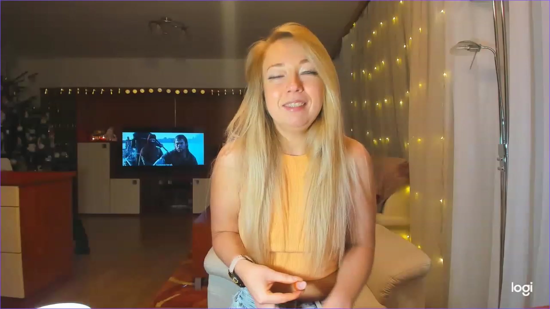 Gallery image thumbnail from LoraGlow's myfreecams stream on, 12/15/2022, 24:20 image 19 of 20