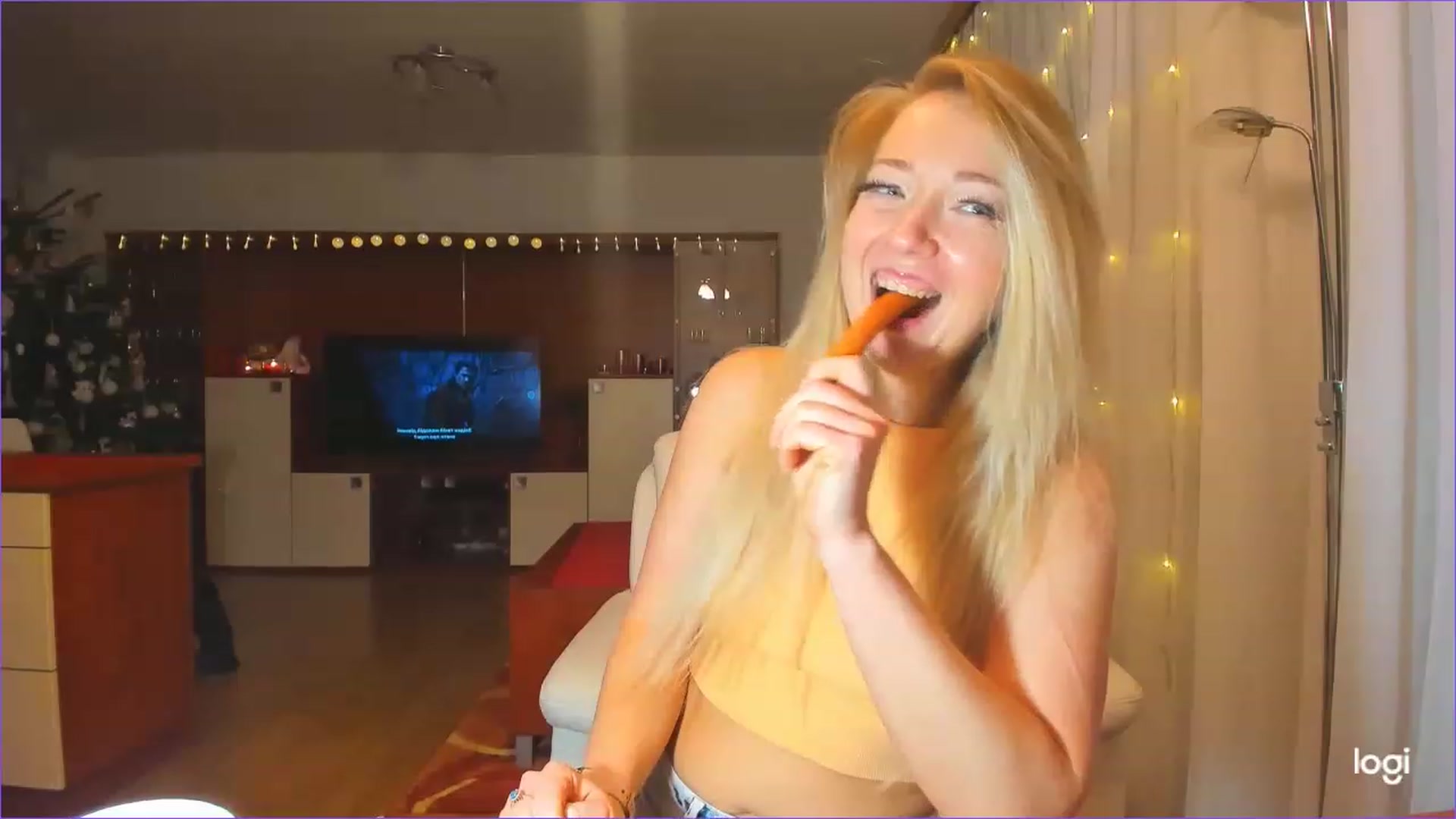 Gallery image thumbnail from LoraGlow's myfreecams stream on, 12/15/2022, 24:20 image 12 of 20
