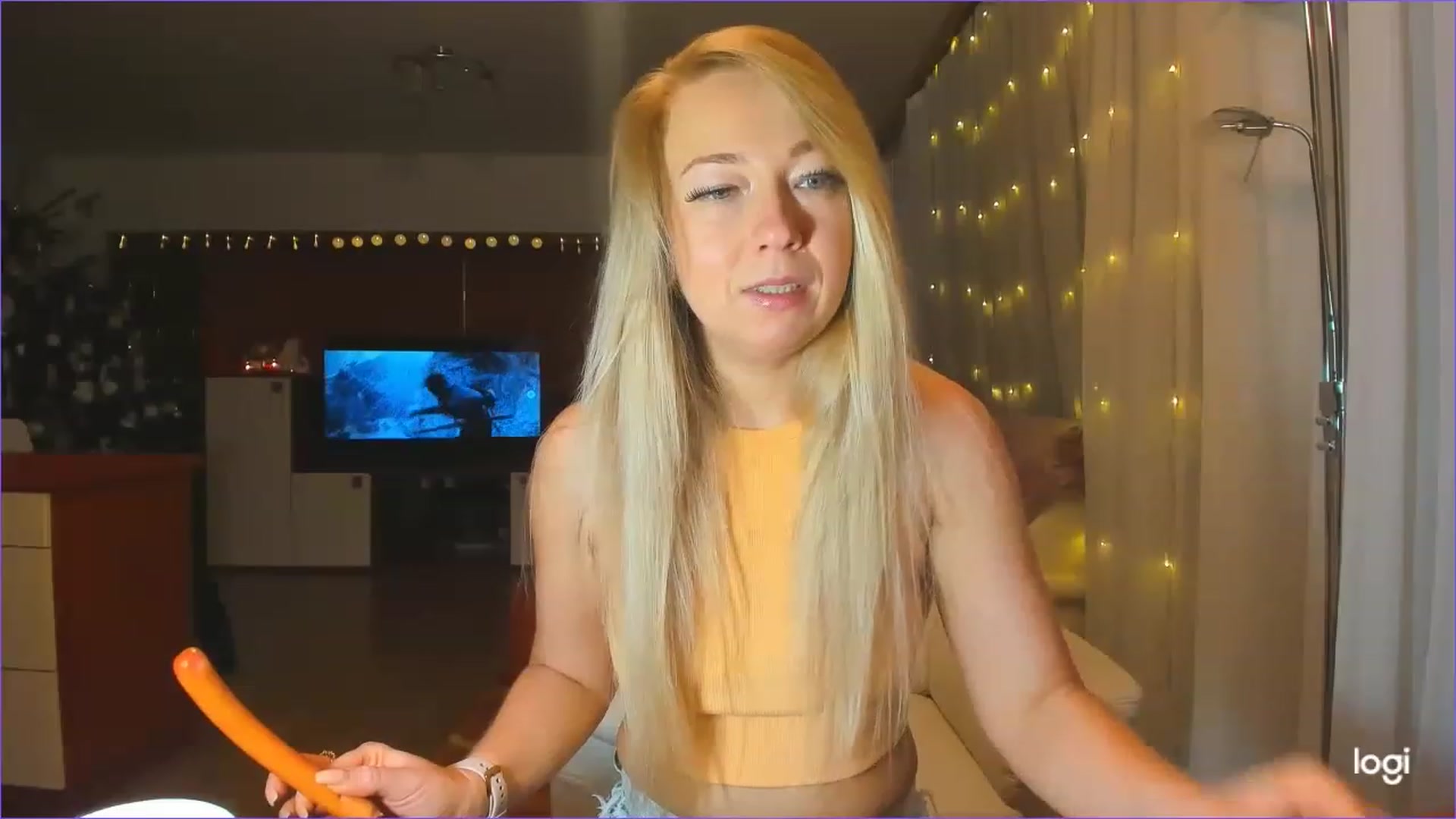 Gallery image thumbnail from LoraGlow's myfreecams stream on, 12/15/2022, 24:20 image 16 of 20