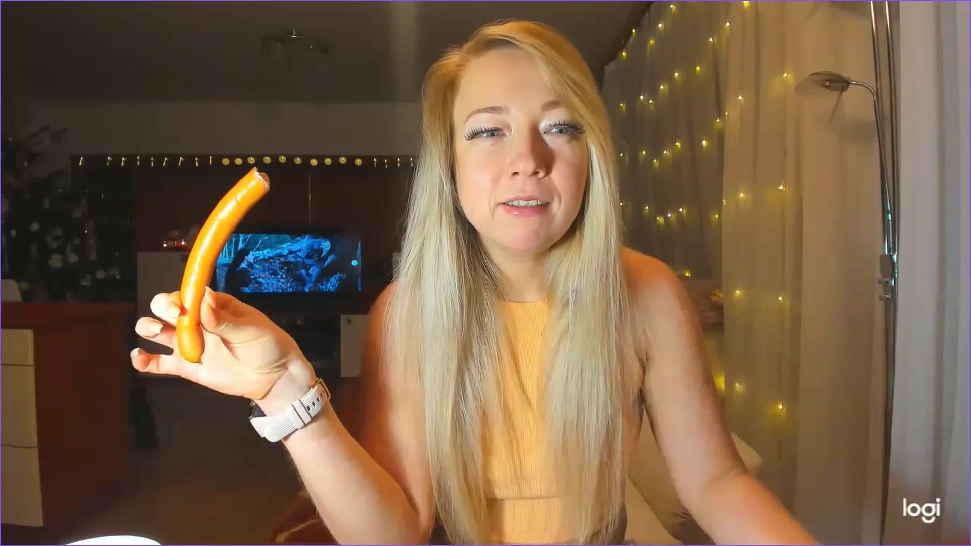 Gallery image thumbnail from LoraGlow's myfreecams stream on, 12/15/2022, 24:20 image 17 of 20