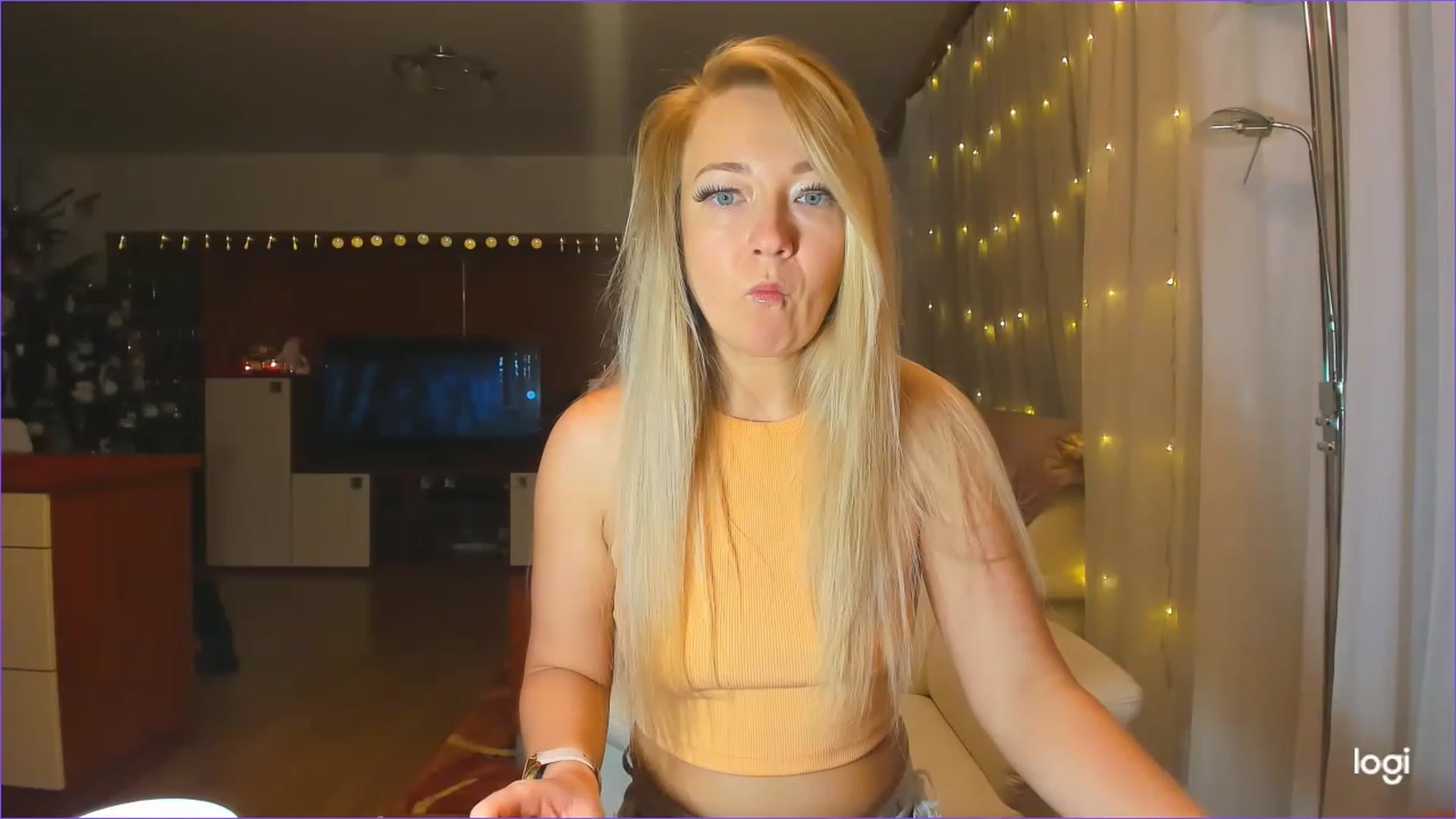 Gallery image thumbnail from LoraGlow's myfreecams stream on, 12/15/2022, 24:20 image 9 of 20