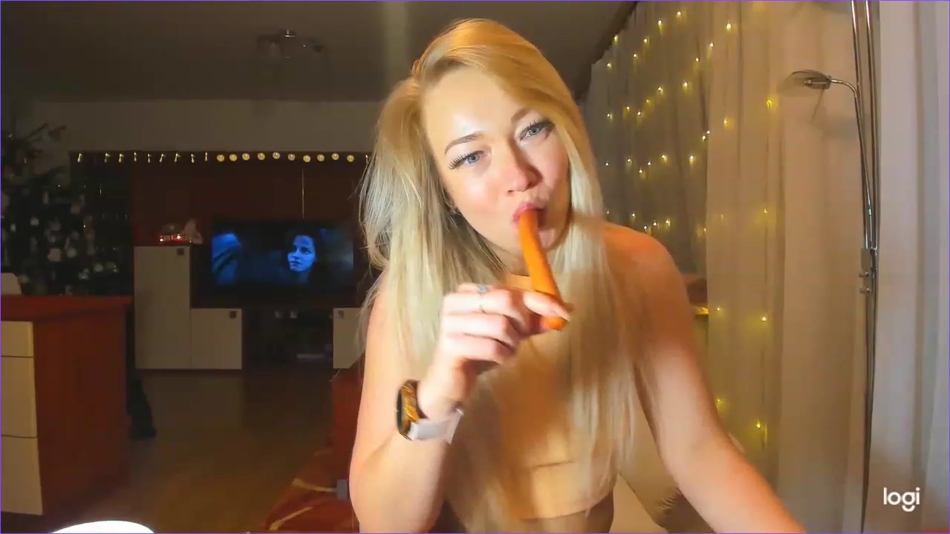 Gallery image thumbnail from LoraGlow's myfreecams stream on, 12/15/2022, 24:20 image 14 of 20