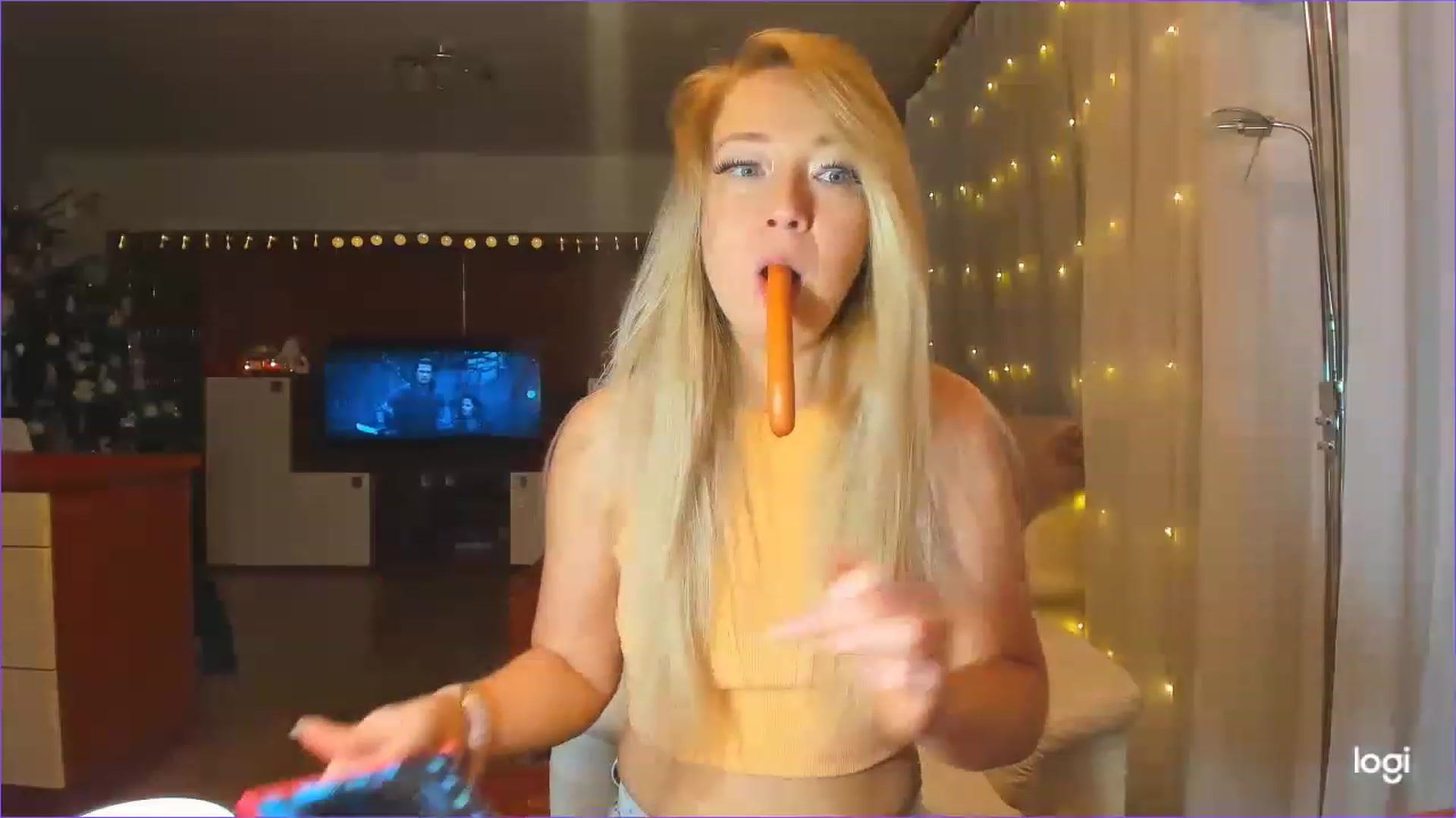 Gallery image thumbnail from LoraGlow's myfreecams stream on, 12/15/2022, 24:20 image 15 of 20