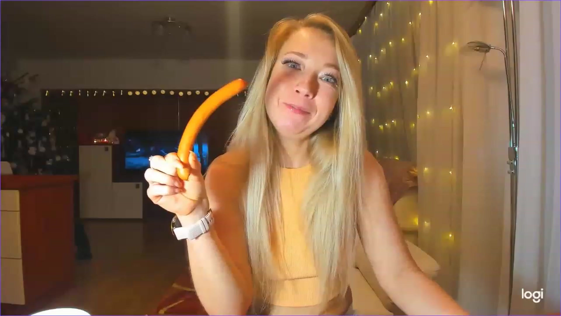 Gallery image thumbnail from LoraGlow's myfreecams stream on, 12/15/2022, 24:20 image 13 of 20