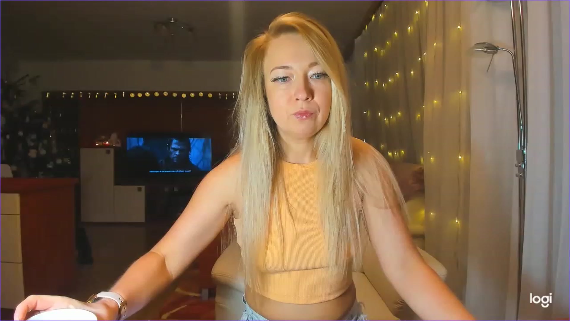 Gallery image thumbnail from LoraGlow's myfreecams stream on, 12/15/2022, 24:20 image 8 of 20