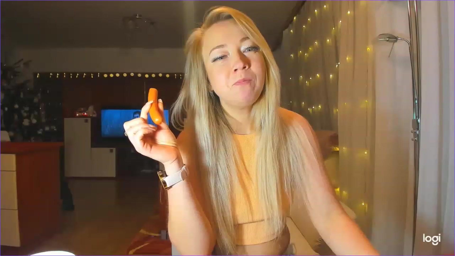 Gallery image thumbnail from LoraGlow's myfreecams stream on, 12/15/2022, 24:20 image 18 of 20