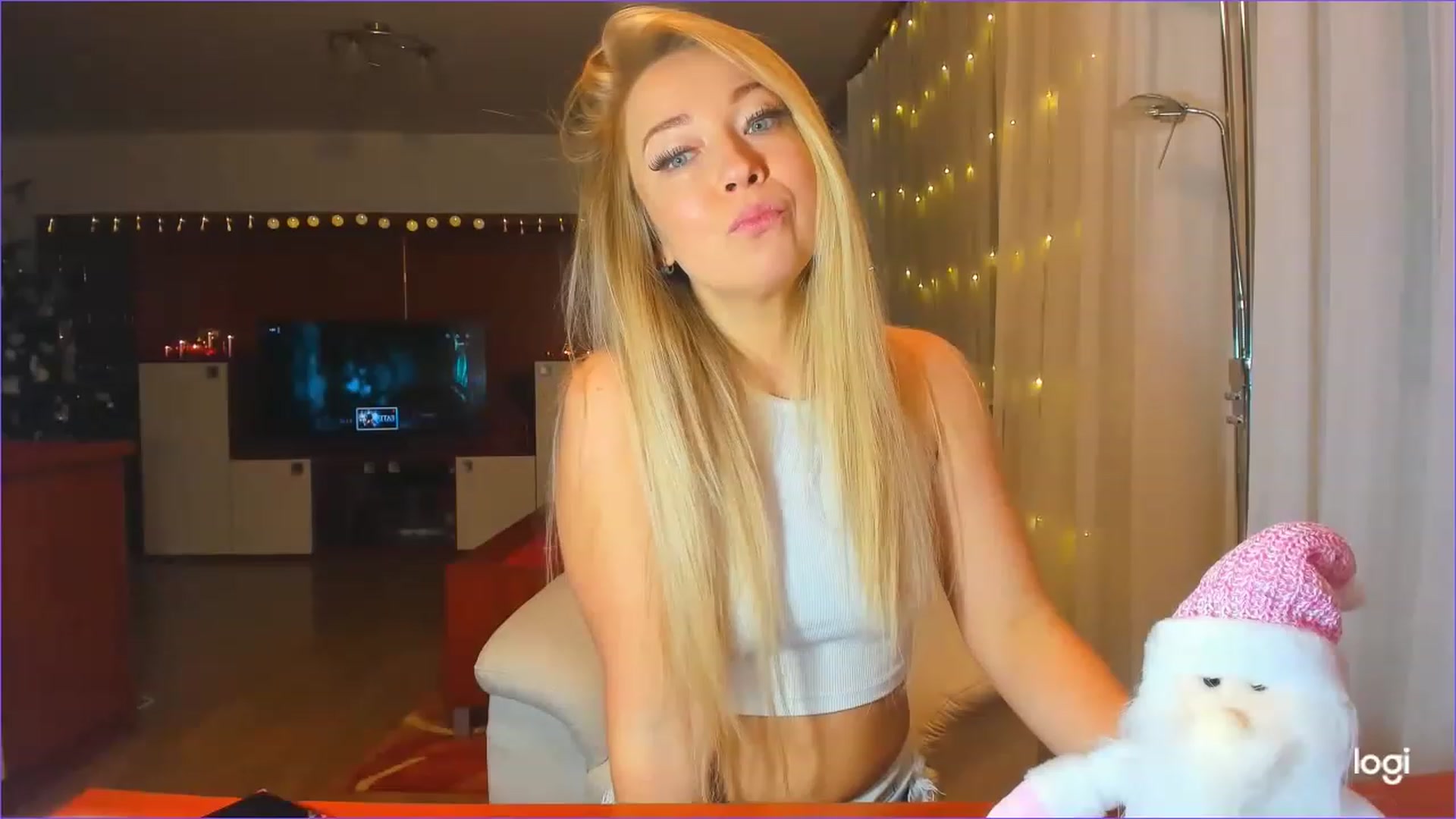 Gallery image thumbnail from LoraGlow's myfreecams stream on, 12/17/2022, 24:02 image 12 of 20