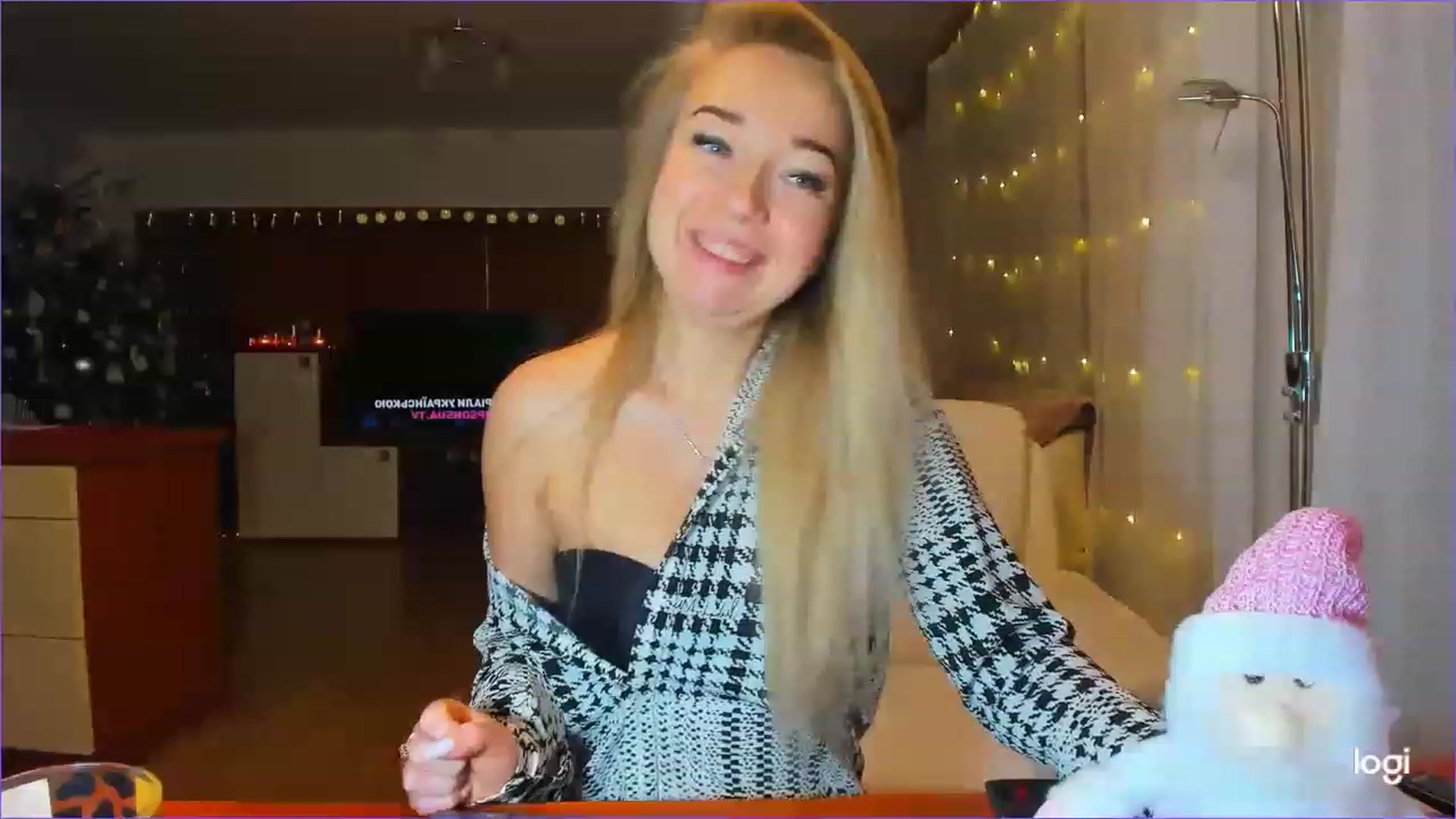 Gallery image thumbnail from LoraGlow's myfreecams stream on, 12/20/2022, 22:50 image 7 of 20