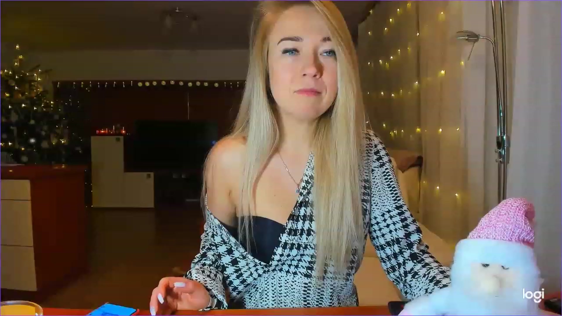 Gallery image thumbnail from LoraGlow's myfreecams stream on, 12/20/2022, 22:50 image 20 of 20