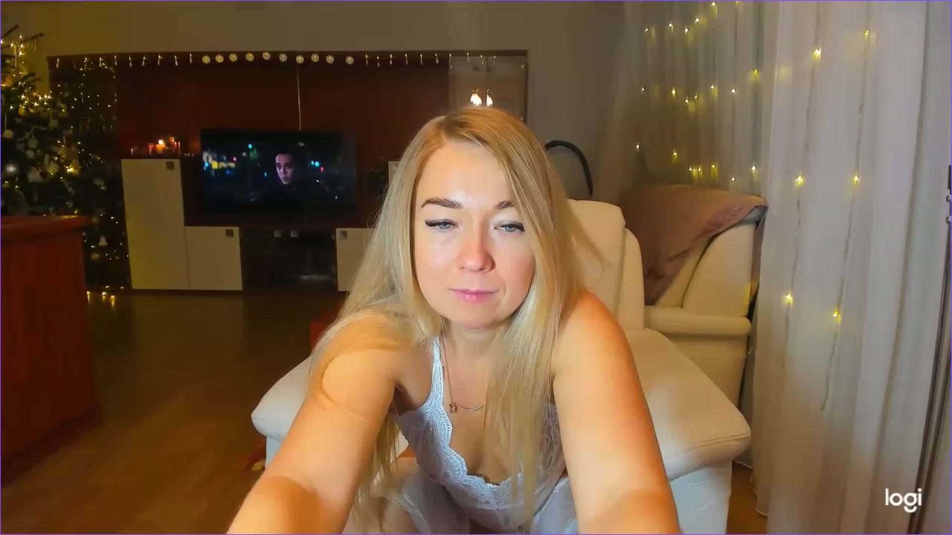 Gallery image thumbnail from LoraGlow's myfreecams stream on, 12/22/2022, 24:02 image 13 of 20