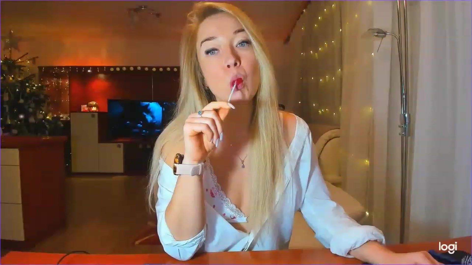 Gallery image thumbnail from LoraGlow's myfreecams stream on, 12/24/2022, 24:06 image 6 of 20