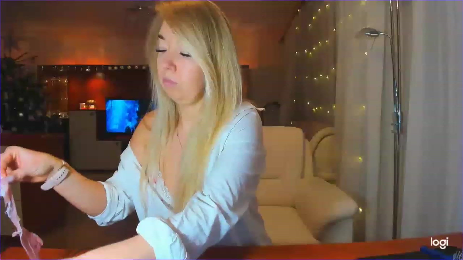 Gallery image thumbnail from LoraGlow's myfreecams stream on, 12/24/2022, 24:06 image 10 of 20