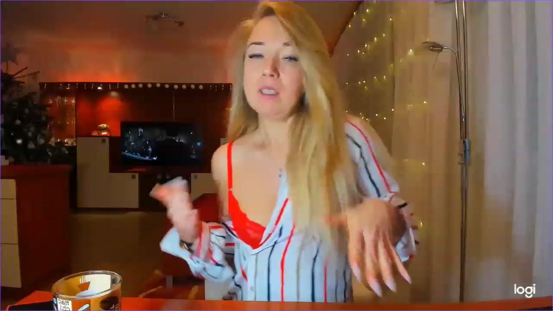 Gallery image thumbnail from LoraGlow's myfreecams stream on, 12/25/2022, 24:59 image 20 of 20