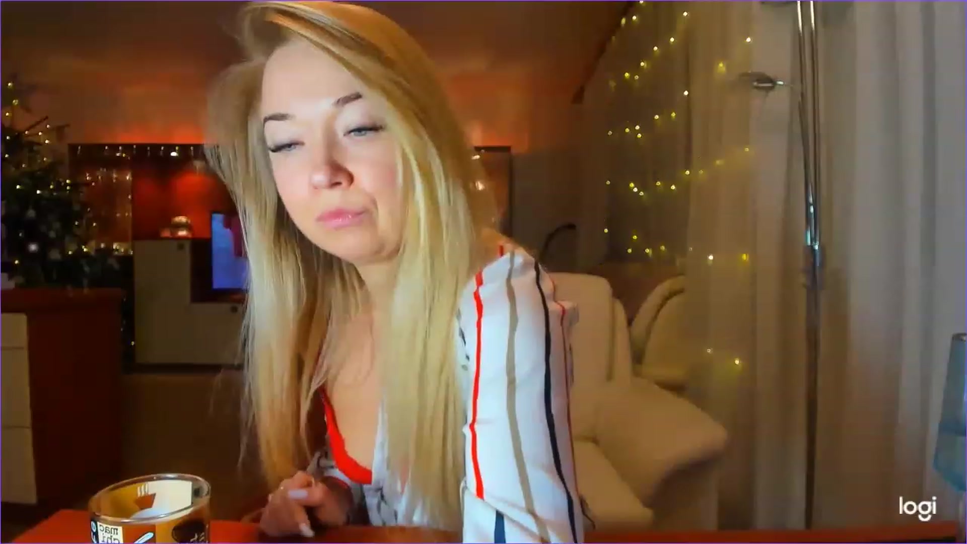 Gallery image thumbnail from LoraGlow's myfreecams stream on, 12/25/2022, 01:00 image 7 of 20
