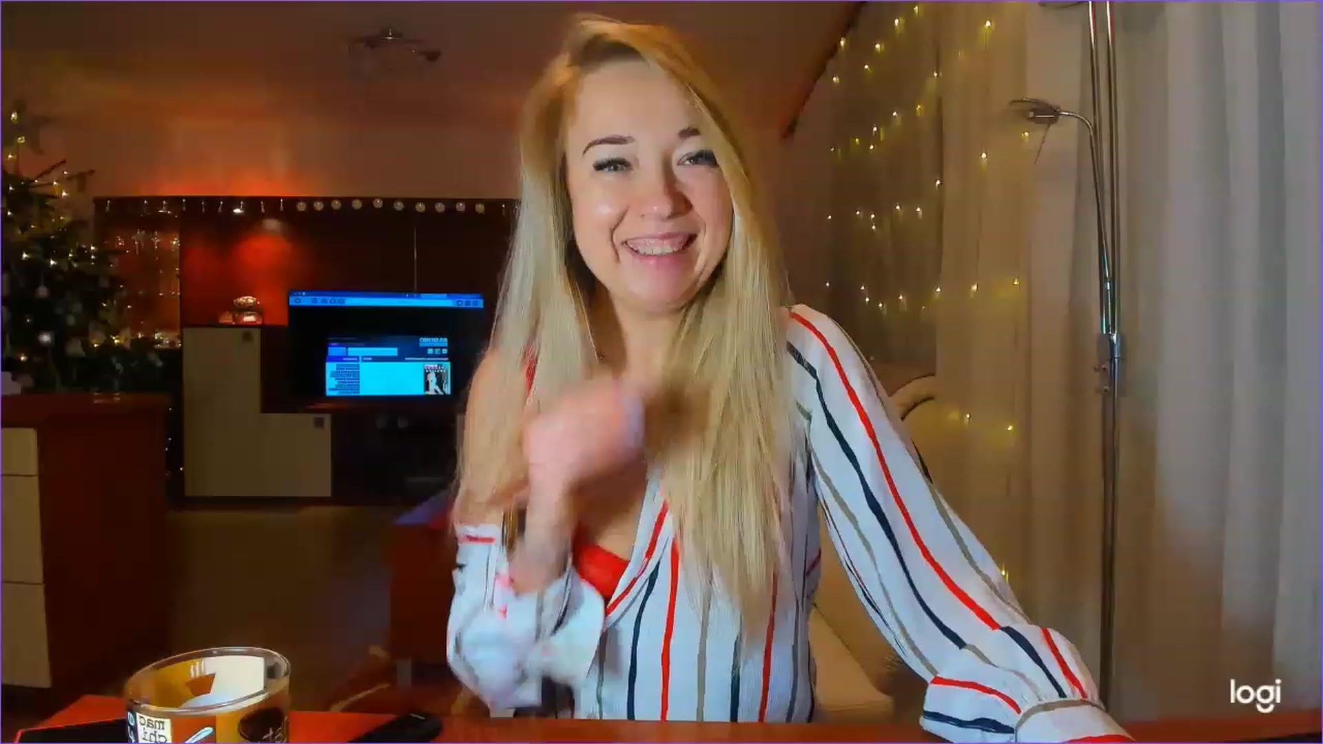 Gallery image thumbnail from LoraGlow's myfreecams stream on, 12/25/2022, 01:00 image 19 of 20