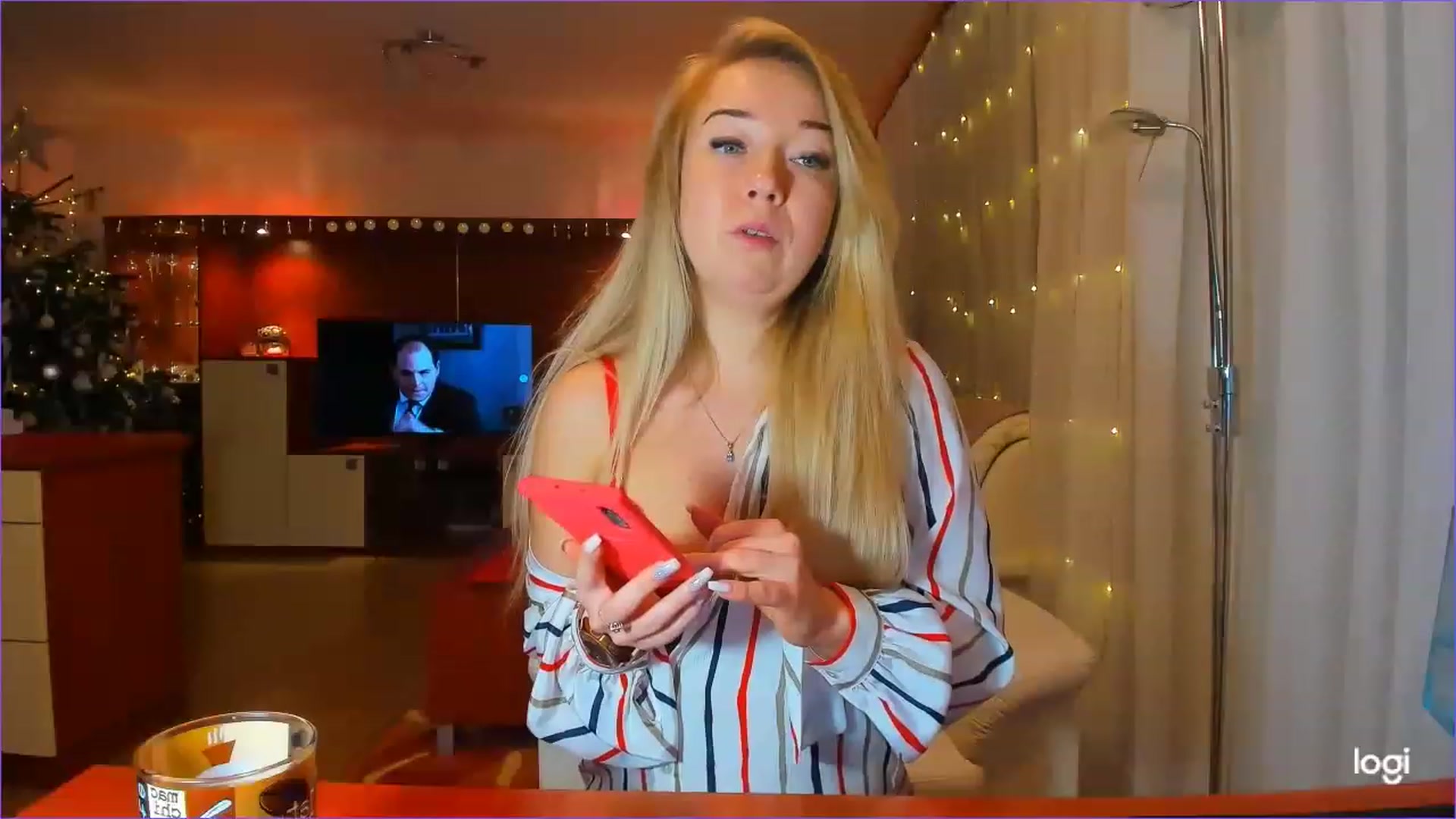 Gallery image thumbnail from LoraGlow's myfreecams stream on, 12/25/2022, 01:00 image 6 of 20