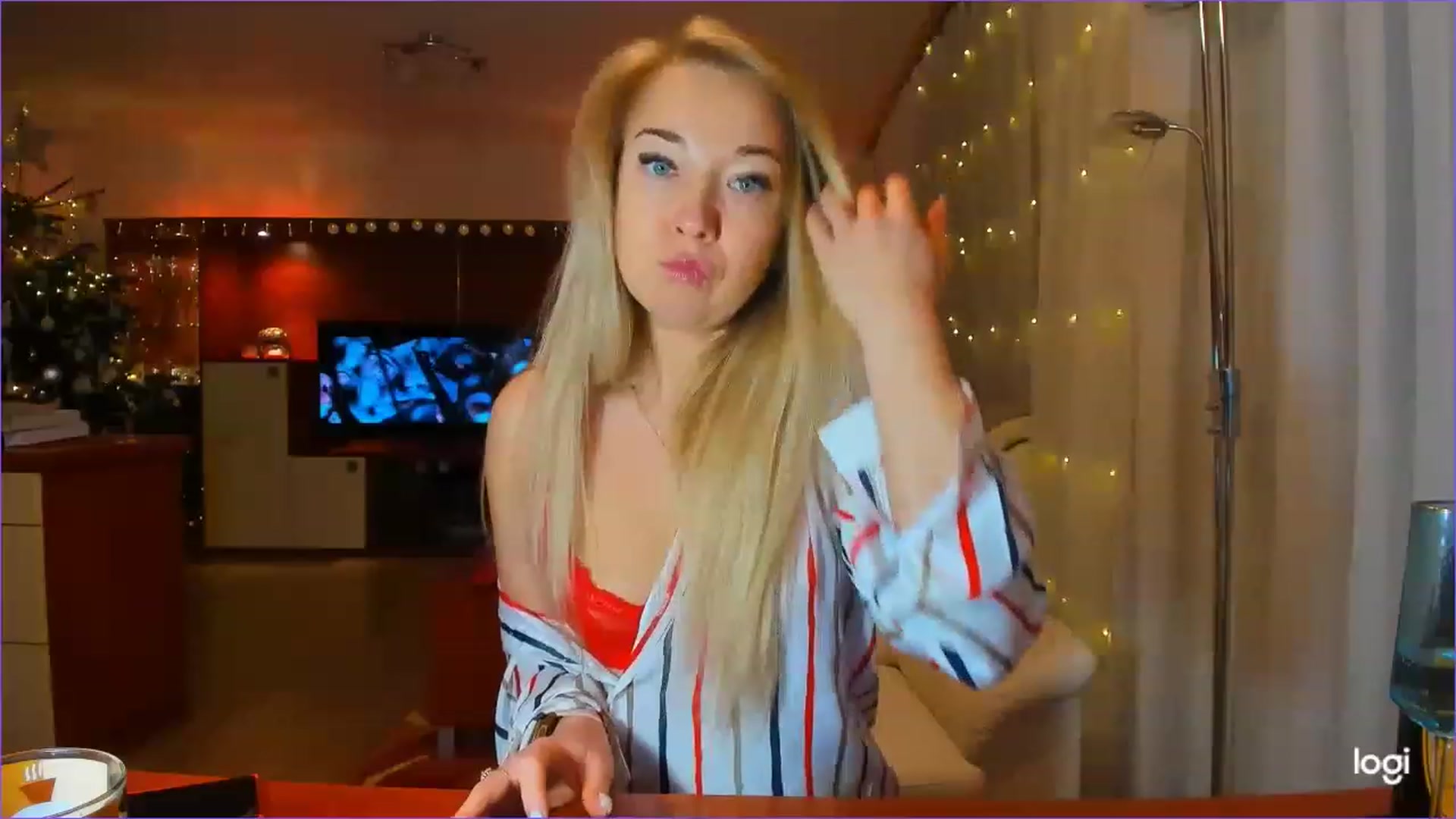 Gallery image thumbnail from LoraGlow's myfreecams stream on, 12/25/2022, 01:40 image 17 of 20