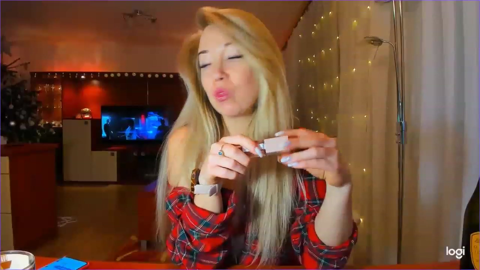 Gallery image thumbnail from LoraGlow's myfreecams stream on, 12/25/2022, 02:39 image 18 of 20