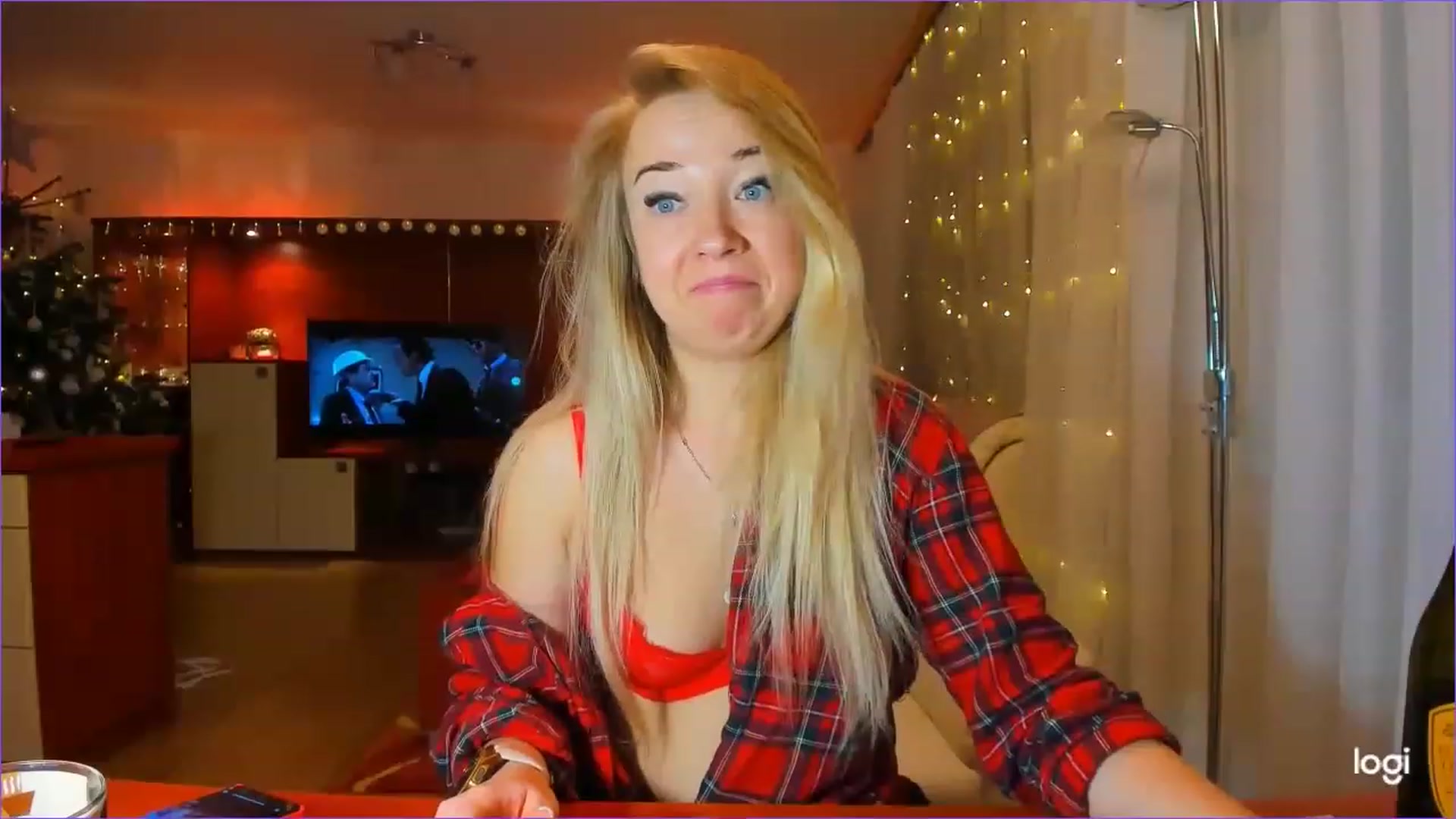Gallery image thumbnail from LoraGlow's myfreecams stream on, 12/25/2022, 02:39 image 17 of 20
