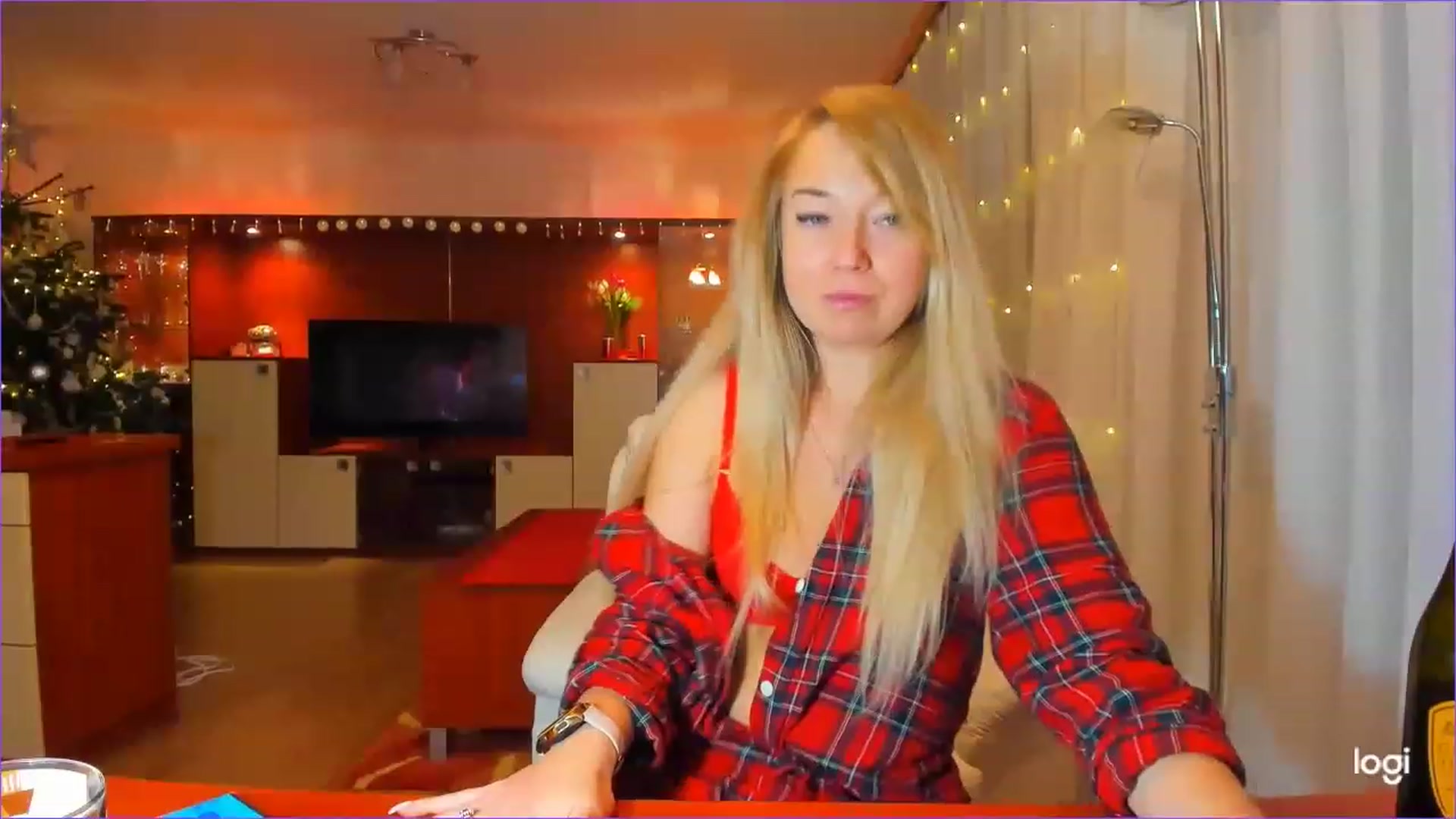 Gallery image thumbnail from LoraGlow's myfreecams stream on, 12/25/2022, 03:03 image 5 of 20