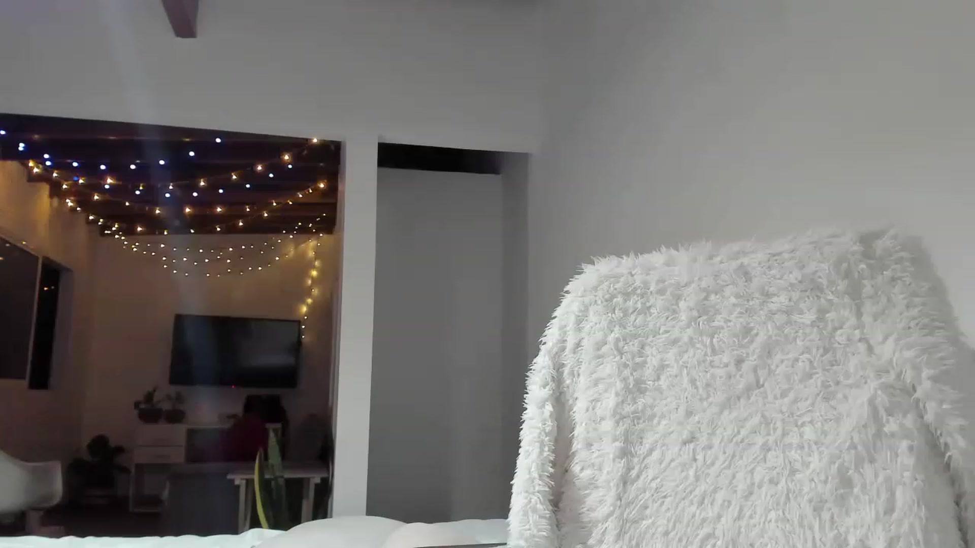 Gallery image thumbnail from Loraine_e's myfreecams stream on, 12/25/2022, 24:02 image 19 of 20
