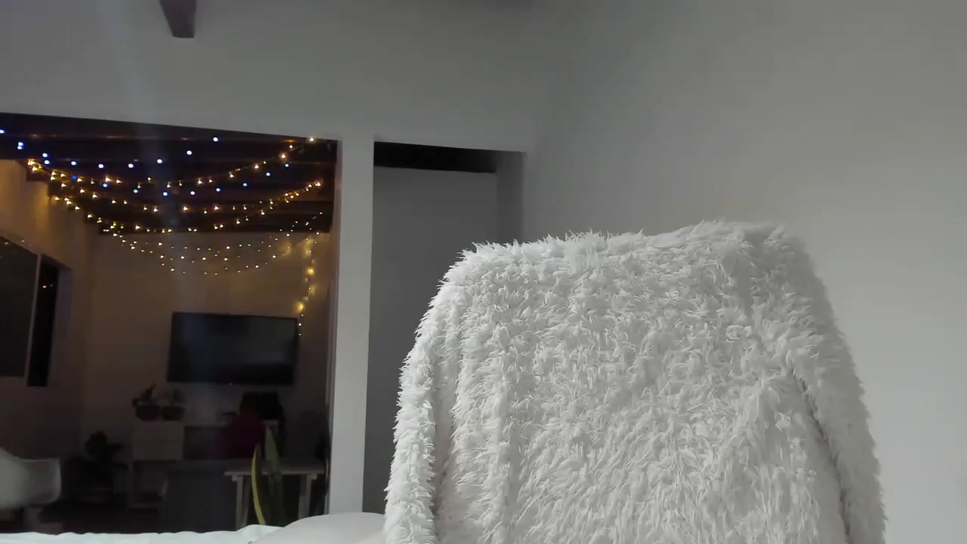 Gallery image thumbnail from Loraine_e's myfreecams stream on, 12/25/2022, 24:02 image 17 of 20