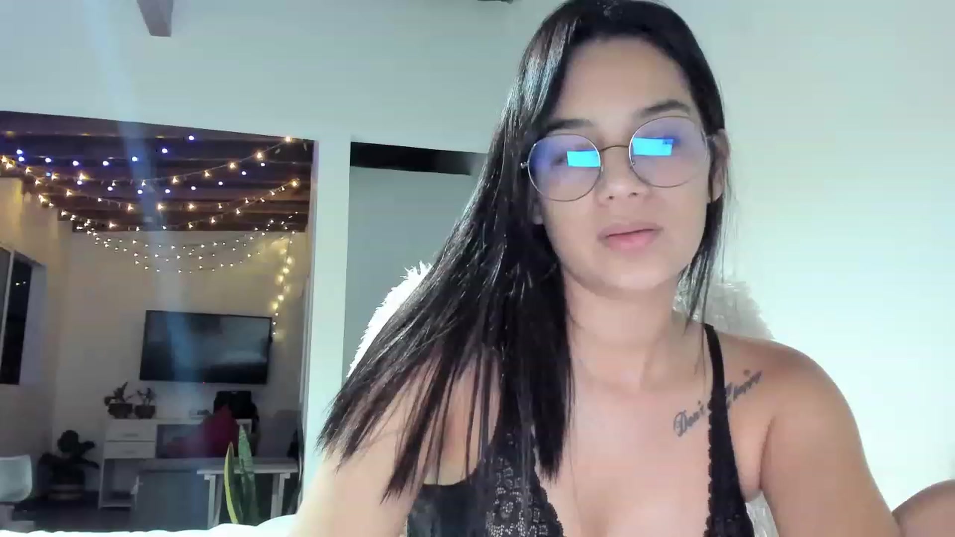 Gallery image thumbnail from Loraine_e's myfreecams stream on, 12/25/2022, 24:02 image 2 of 20