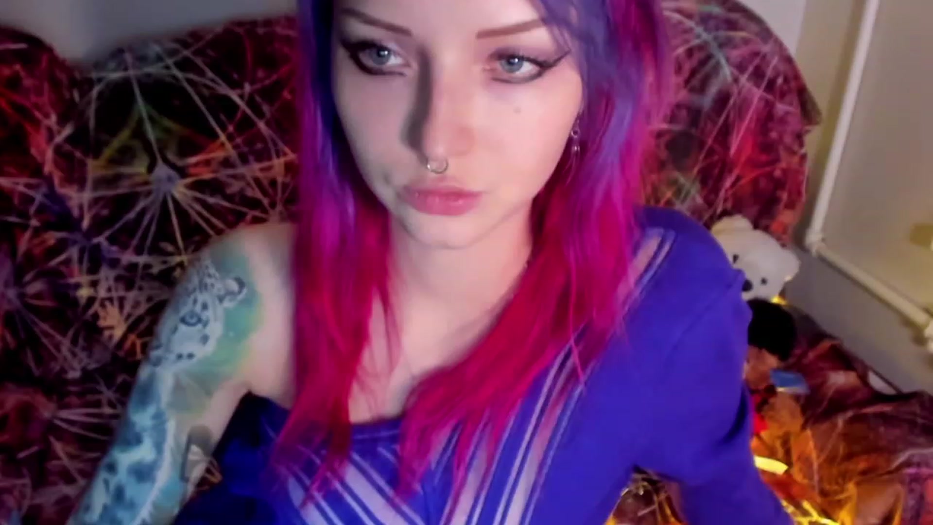 Gallery image thumbnail from LoreLaye1's myfreecams stream on, 11/21/2022, 18:18 image 13 of 20