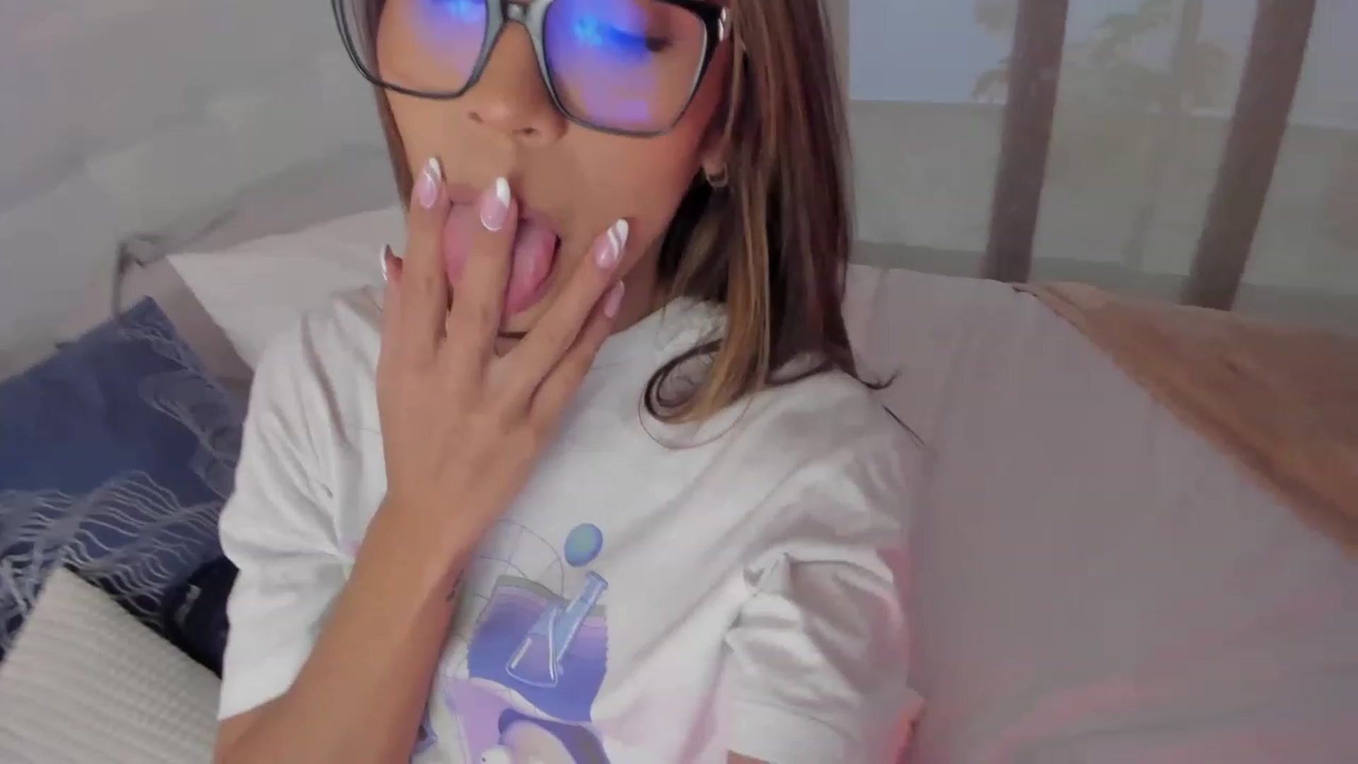 Gallery image thumbnail from Lore_23's myfreecams stream on, 05/25/2023, 14:43 image 4 of 20