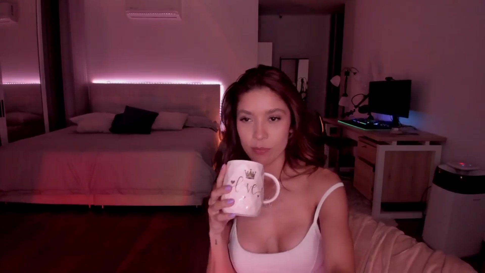 Gallery image thumbnail from Lore_23's myfreecams stream on, 12/03/2023, 24:53 image 2 of 20