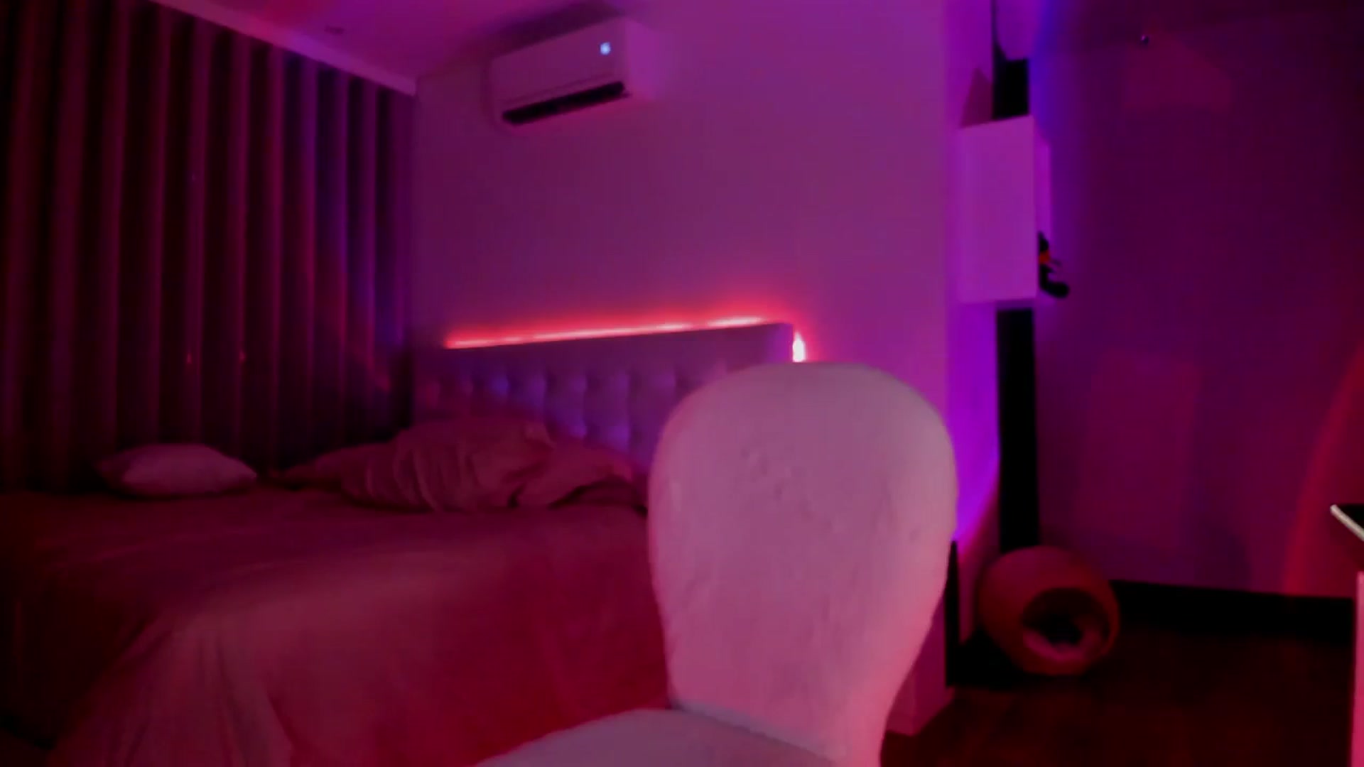 Gallery image thumbnail from Lore_23's myfreecams stream on, 03/17/2024, 08:15 image 17 of 20
