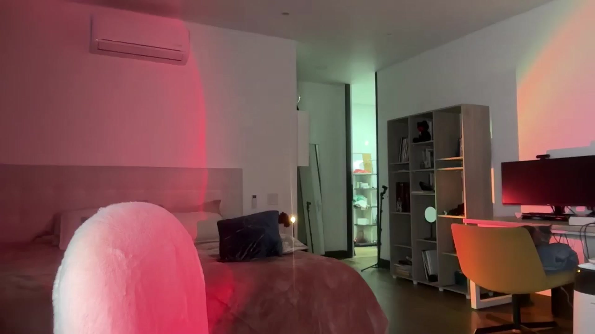 Gallery image thumbnail from Lore_23's myfreecams stream on, 10/20/2024, 07:51 image 7 of 20
