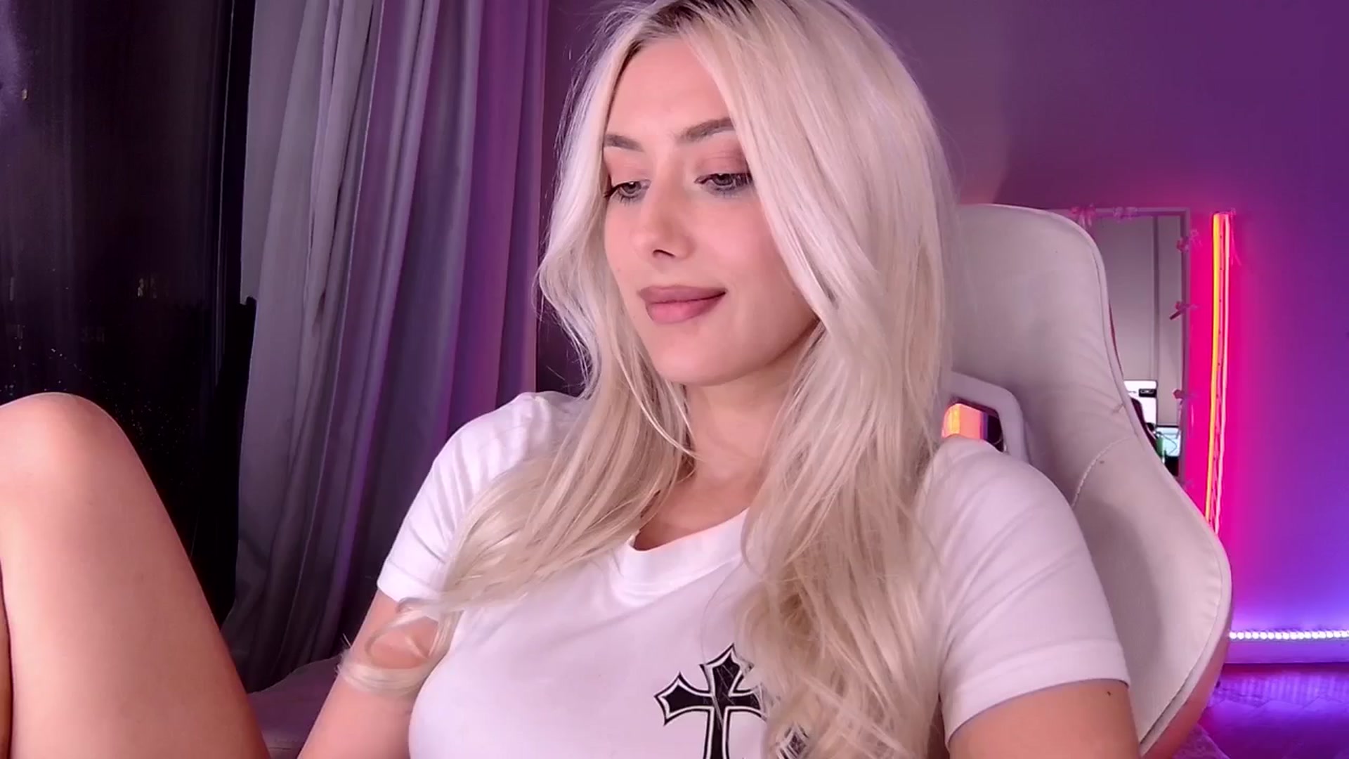 Gallery image thumbnail from Loren_Wood's myfreecams stream on, 04/05/2026, 18:53 image 13 of 20