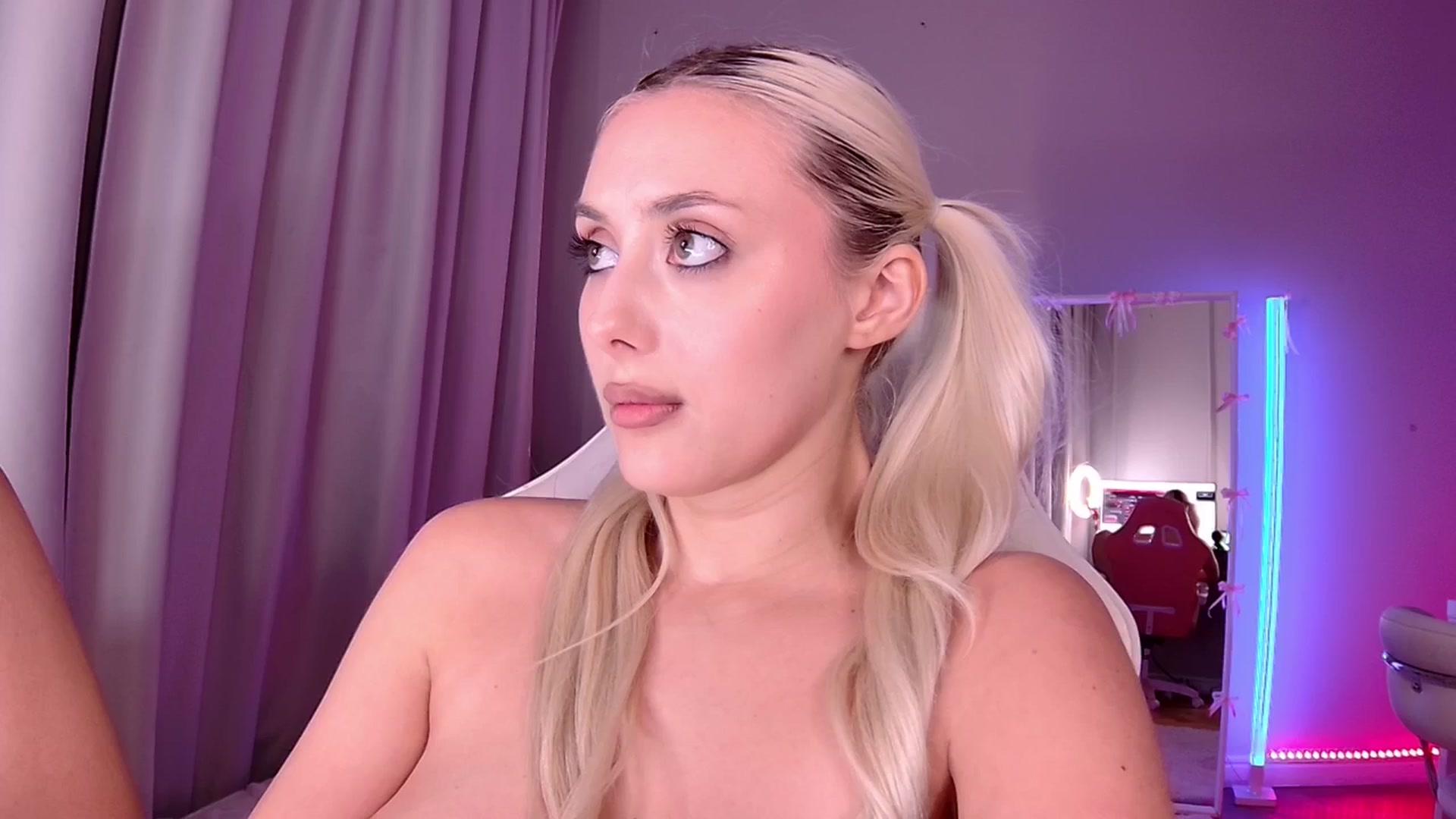 Gallery image thumbnail from Loren_Wood's myfreecams stream on, 04/11/2026, 19:29 image 1 of 20