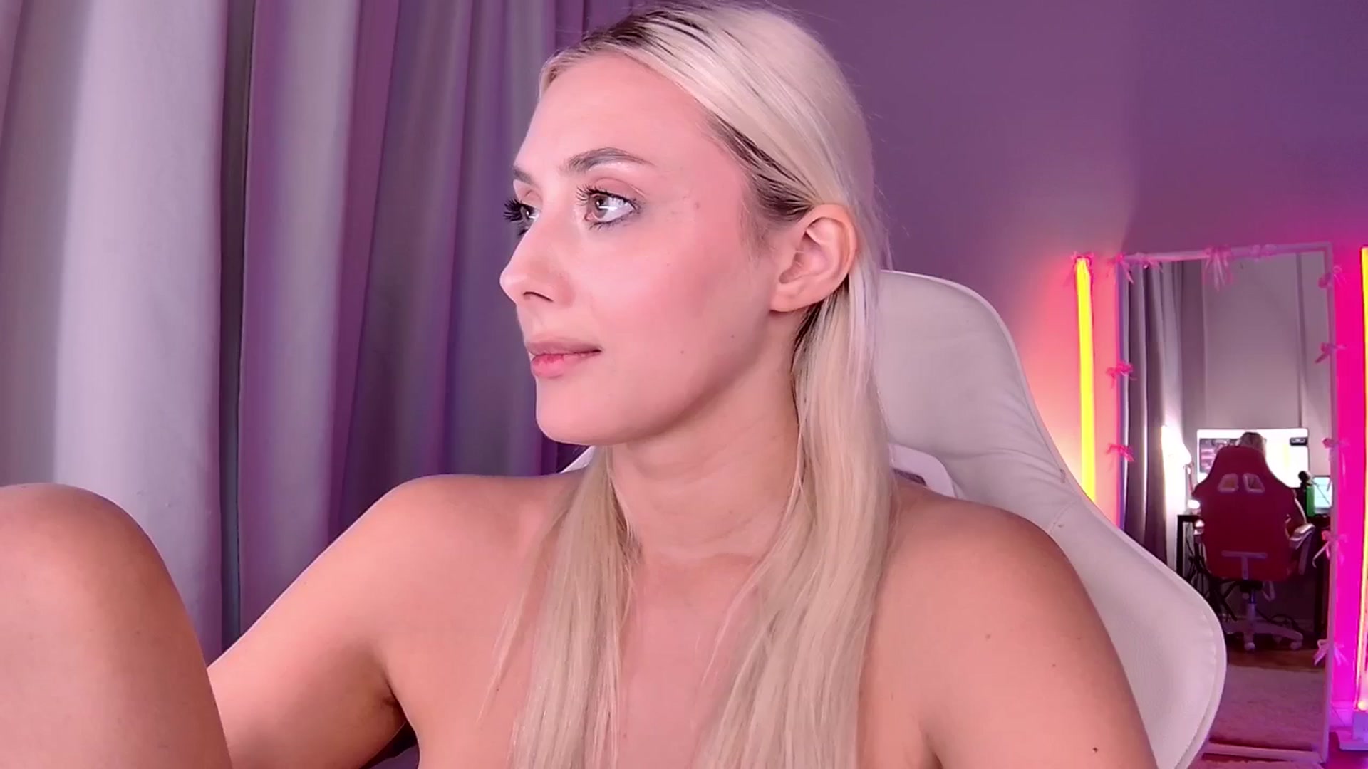Gallery image thumbnail from Loren_Wood's myfreecams stream on, 04/16/2026, 17:38 image 11 of 20