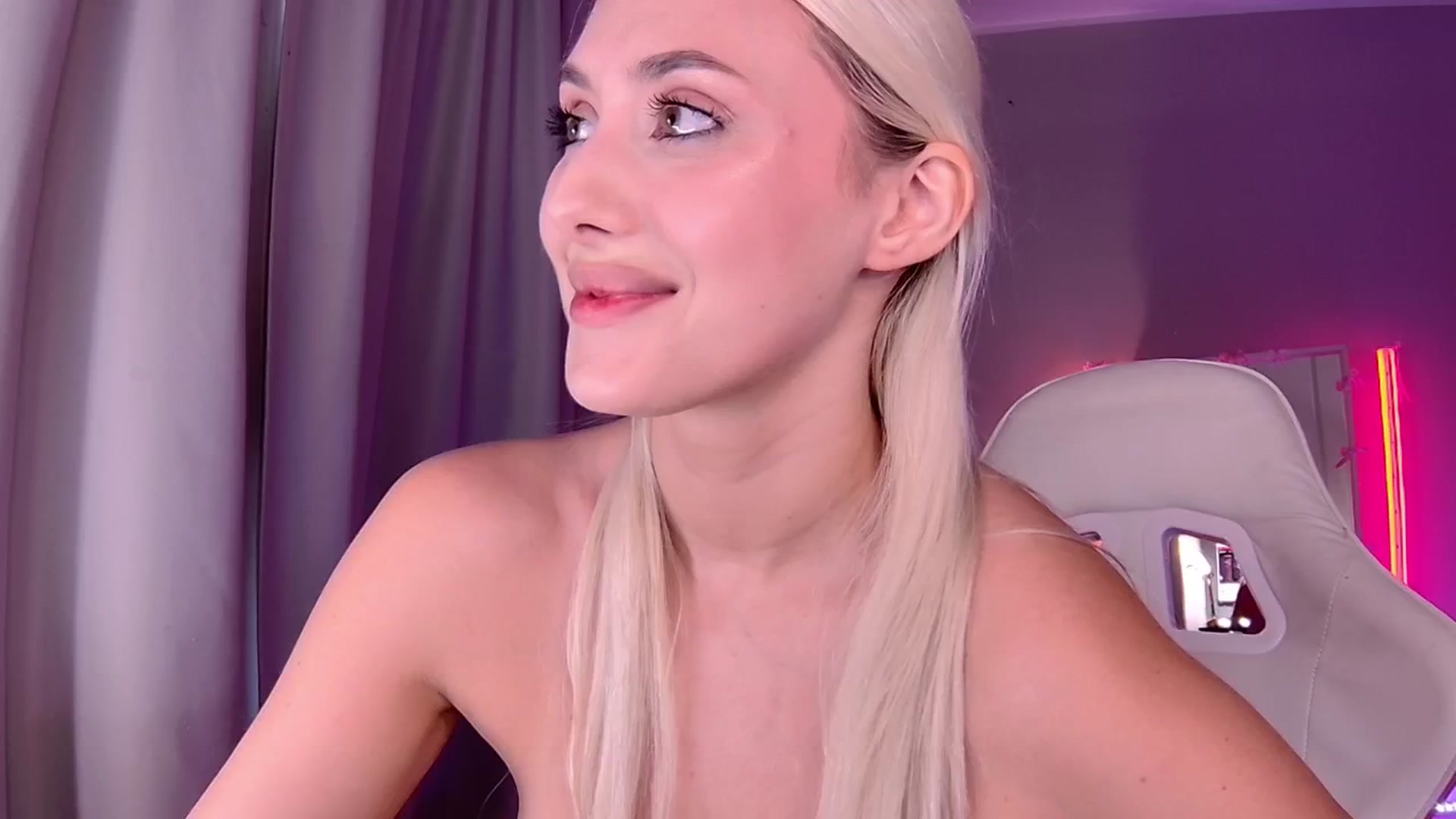 Gallery image thumbnail from Loren_Wood's myfreecams stream on, 04/16/2026, 17:38 image 2 of 20