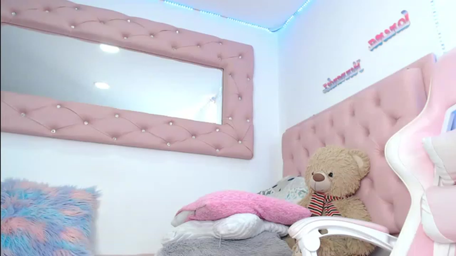Gallery image thumbnail from LorennaHdez's myfreecams stream on, 07/20/2023, 13:10 image 6 of 20