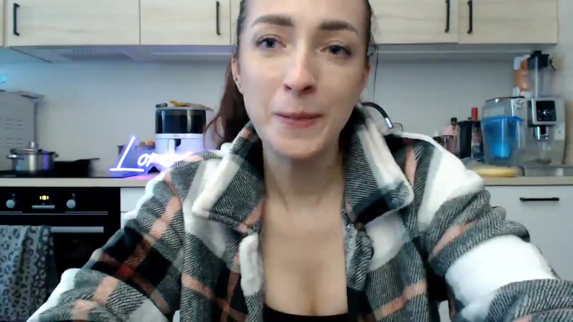 Gallery image thumbnail from LorenneGold's myfreecams stream on, 11/08/2025, 09:59 image 10 of 20