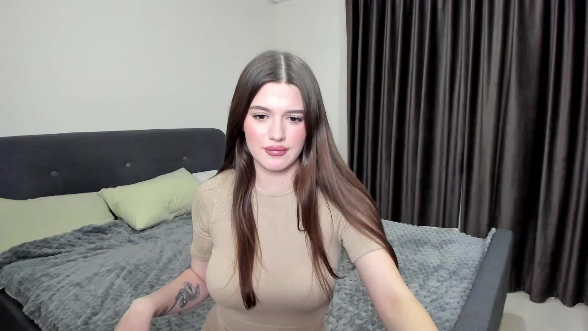 Gallery image thumbnail from LorettaMiller's myfreecams stream on, 01/04/2024, 17:52 image 6 of 20