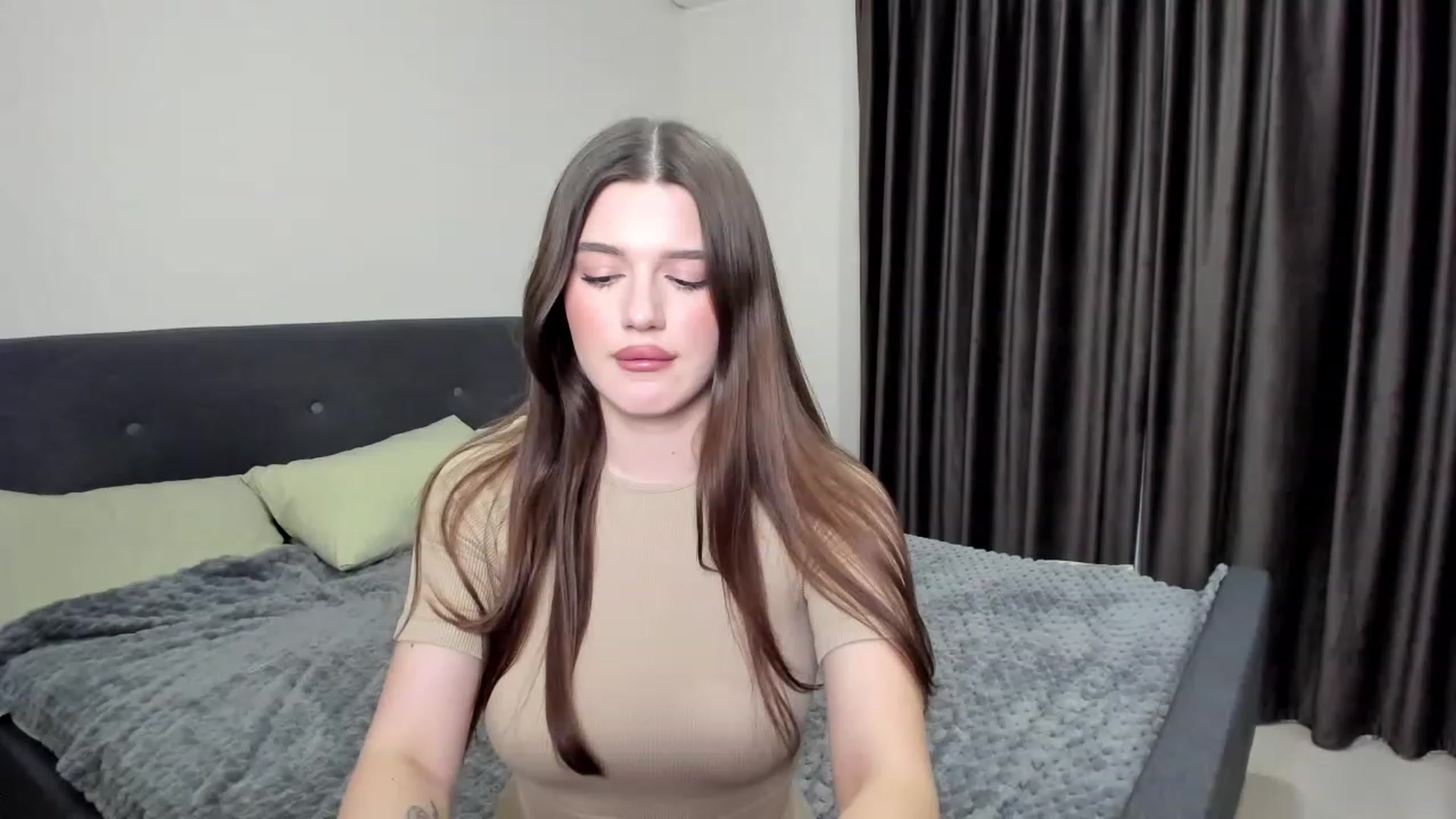 Gallery image thumbnail from LorettaMiller's myfreecams stream on, 01/04/2024, 17:52 image 7 of 20