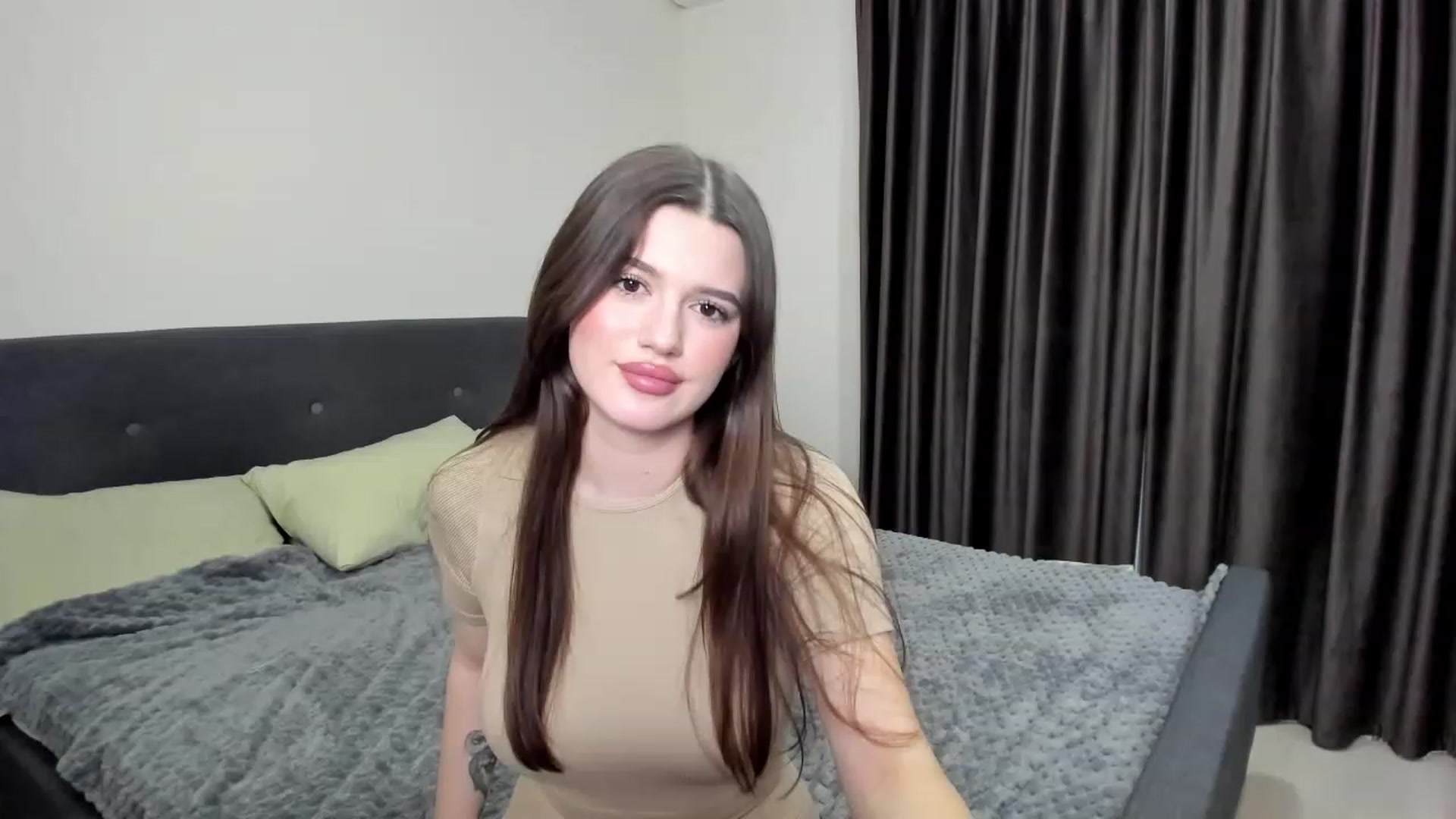 Gallery image thumbnail from LorettaMiller's myfreecams stream on, 01/04/2024, 17:52 image 10 of 20