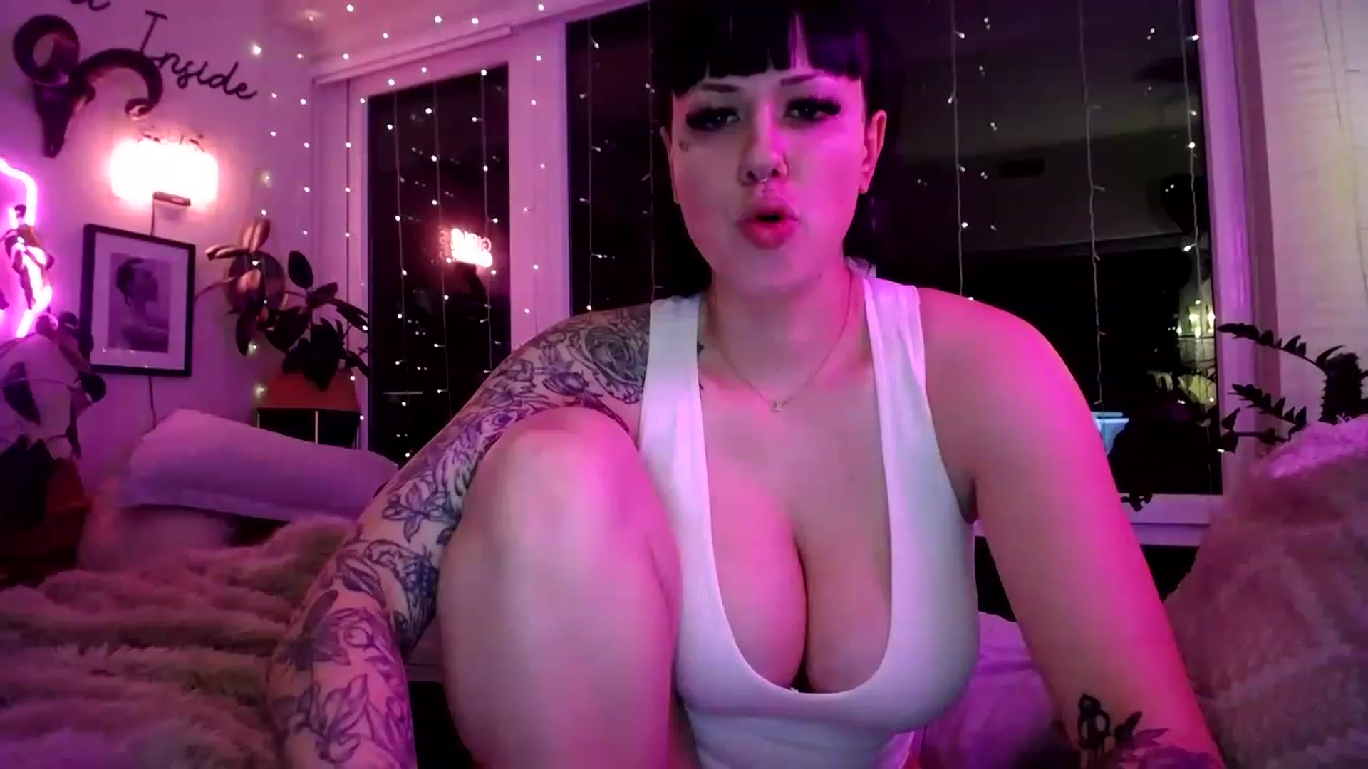 Gallery image thumbnail from LorettaRose's myfreecams stream on, 11/15/2022, 06:21 image 12 of 20