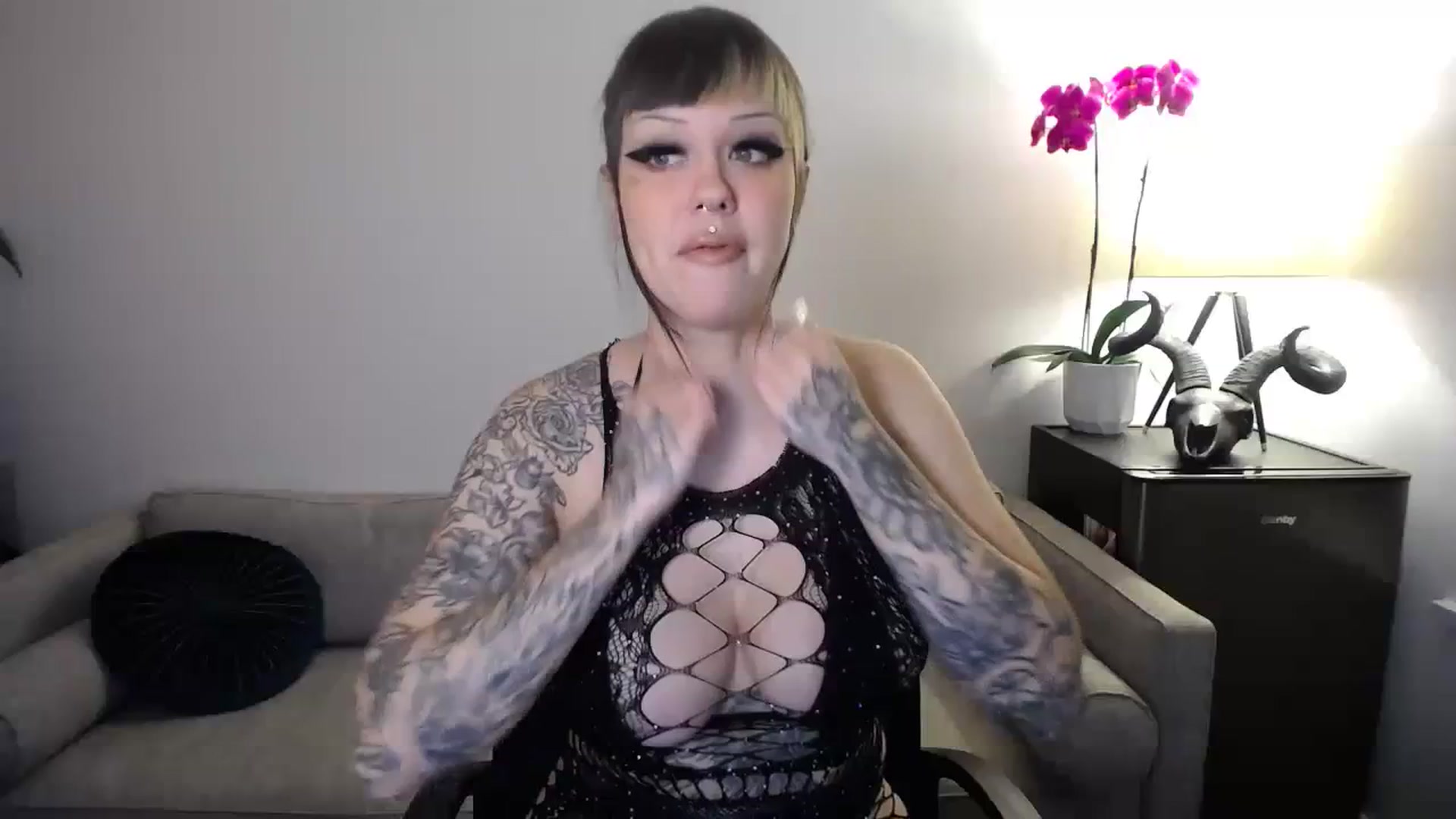 Gallery image thumbnail from LorettaRose's myfreecams stream on, 10/04/2023, 07:04 image 10 of 20