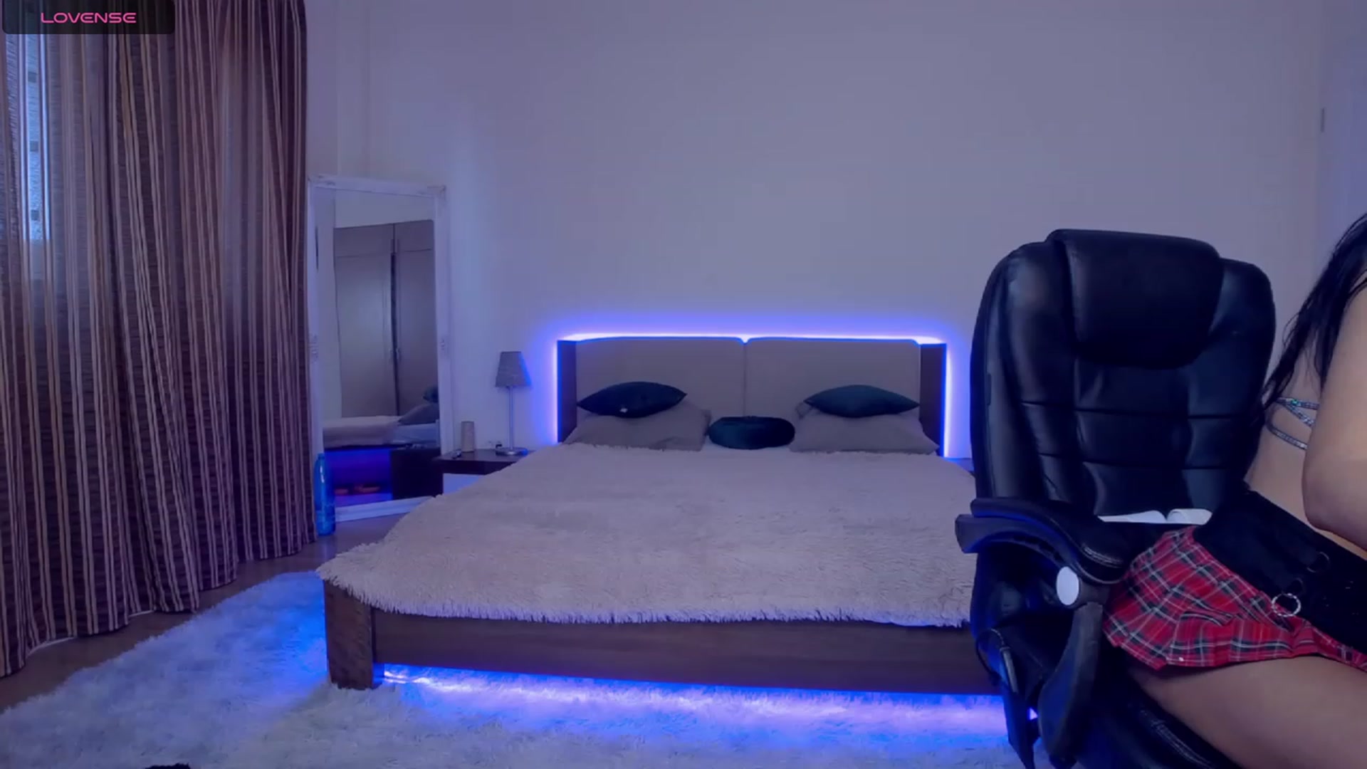 Gallery image thumbnail from Lorettelorena's myfreecams stream on, 12/27/2023, 10:43 image 7 of 20