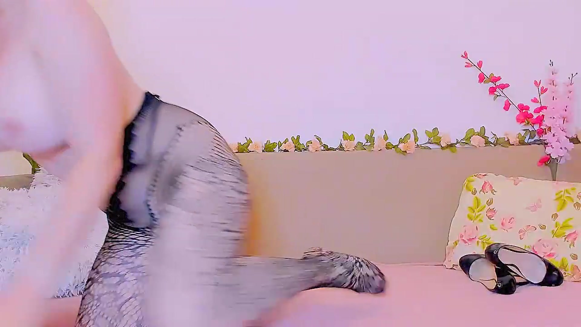 Gallery image thumbnail from Lorrise's myfreecams stream on, 06/14/2026, 23:01 image 17 of 20