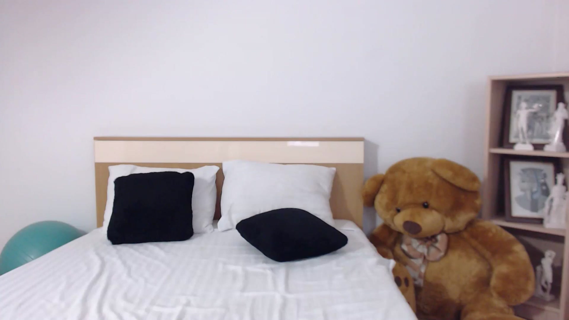 Gallery image thumbnail from LoryBell's myfreecams stream on, 07/21/2024, 02:16 image 9 of 20
