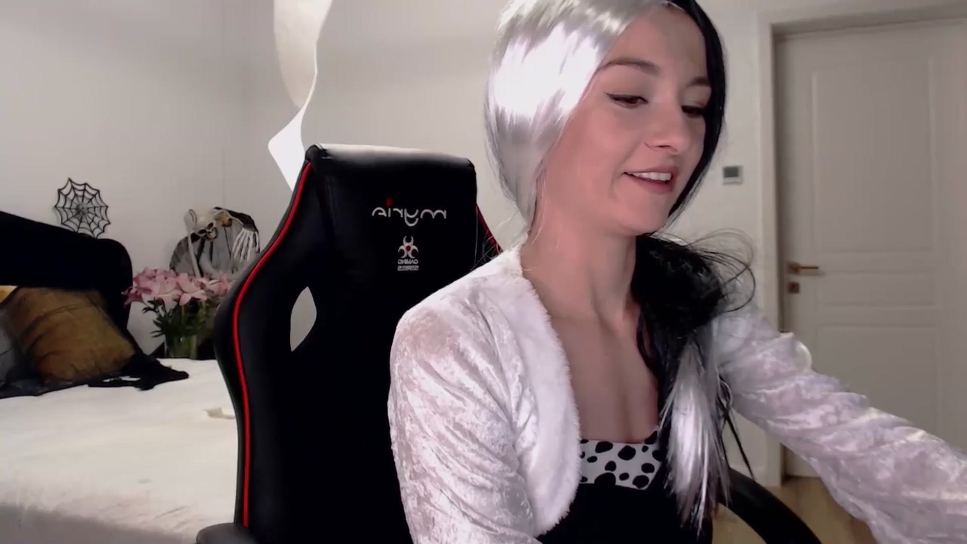 Gallery image thumbnail from LoryBell's myfreecams stream on, 10/31/2024, 24:06 image 14 of 20