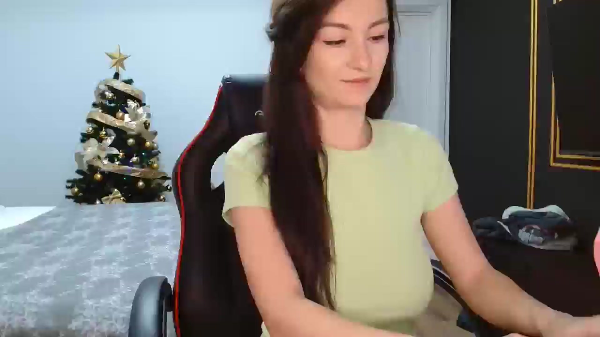 Gallery image thumbnail from LoryBell's myfreecams stream on, 12/31/2024, 24:03 image 19 of 20
