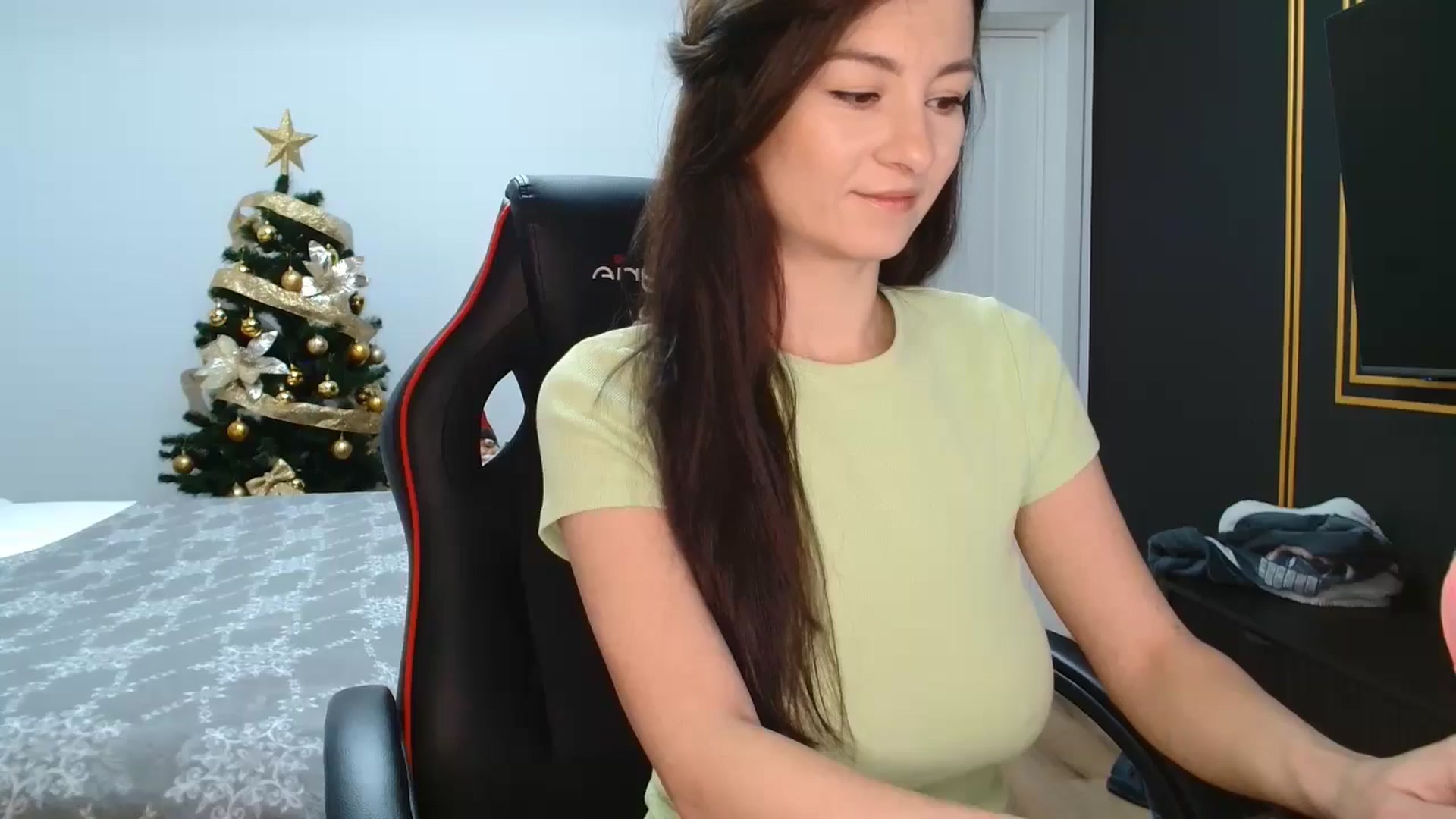Gallery image thumbnail from LoryBell's myfreecams stream on, 12/31/2024, 24:03 image 18 of 20